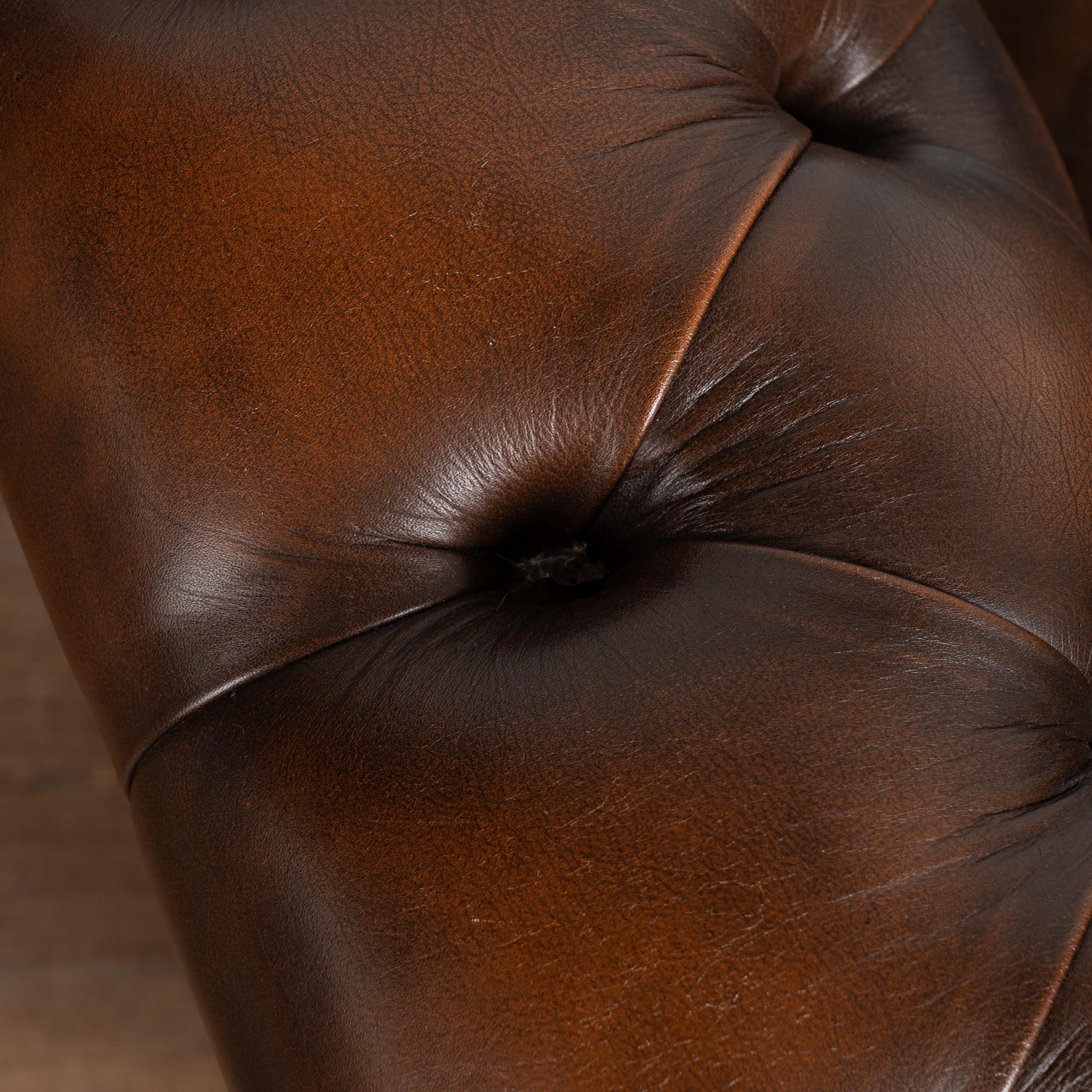 Vintage Siglo XX Sofá Chesterfield de cuero marrón y dos sillones Club en venta 7