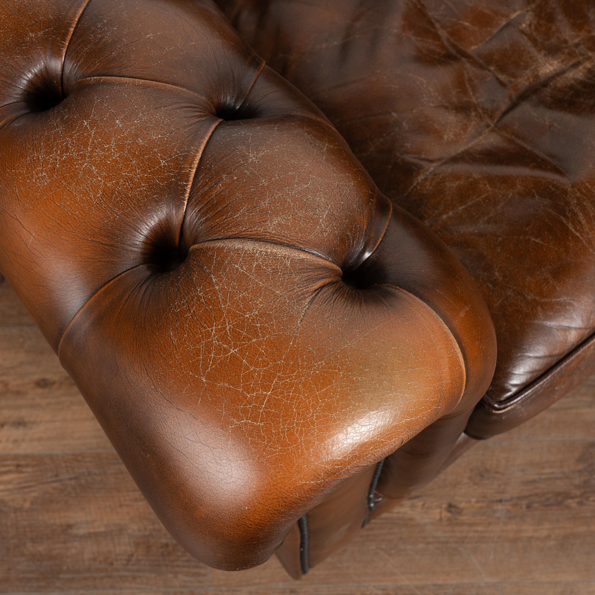 Vintage Siglo XX Sofá Chesterfield de cuero marrón y dos sillones Club en venta 8