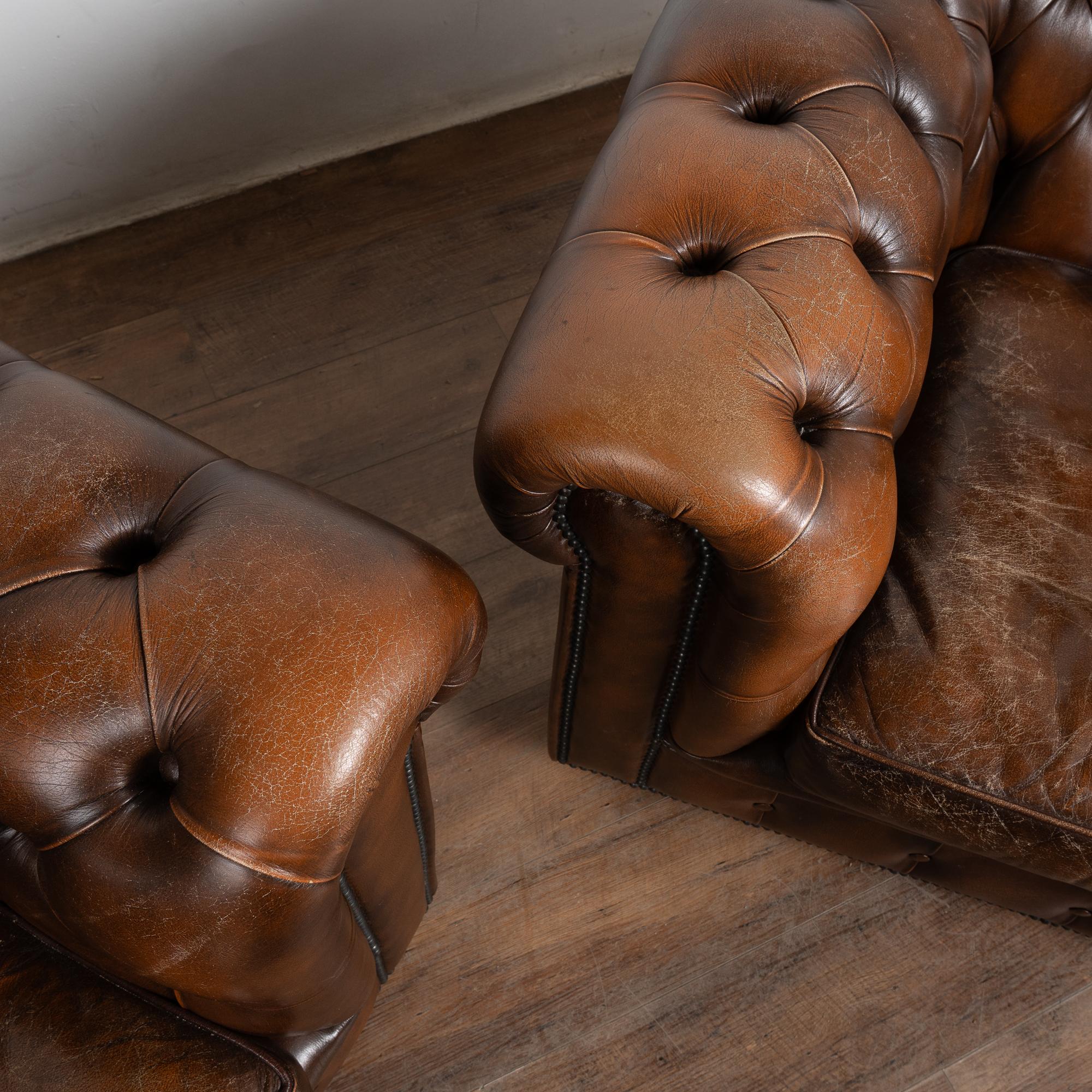 Vintage Siglo XX Sofá Chesterfield de cuero marrón y dos sillones Club en venta 9