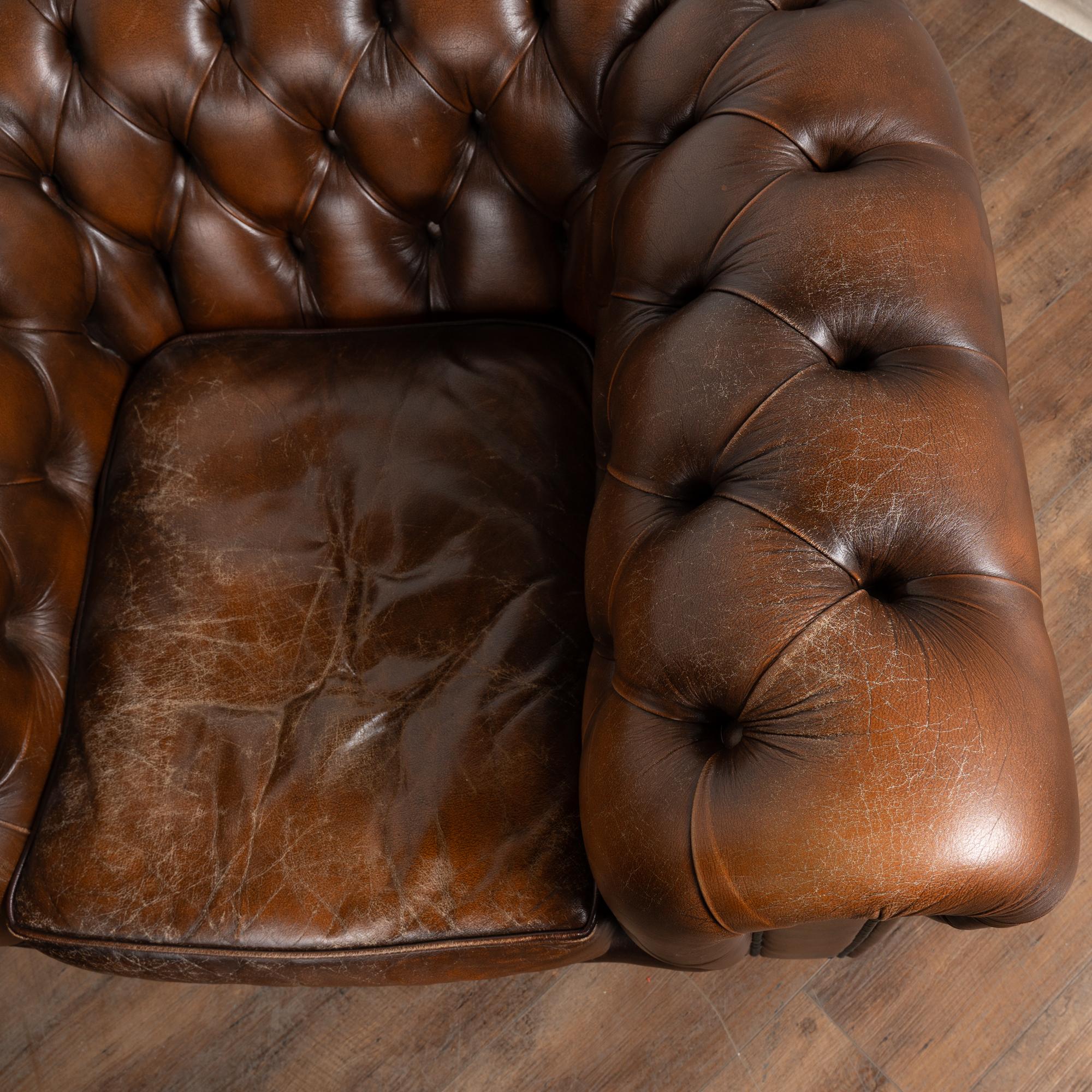 Vintage Siglo XX Sofá Chesterfield de cuero marrón y dos sillones Club en venta 10