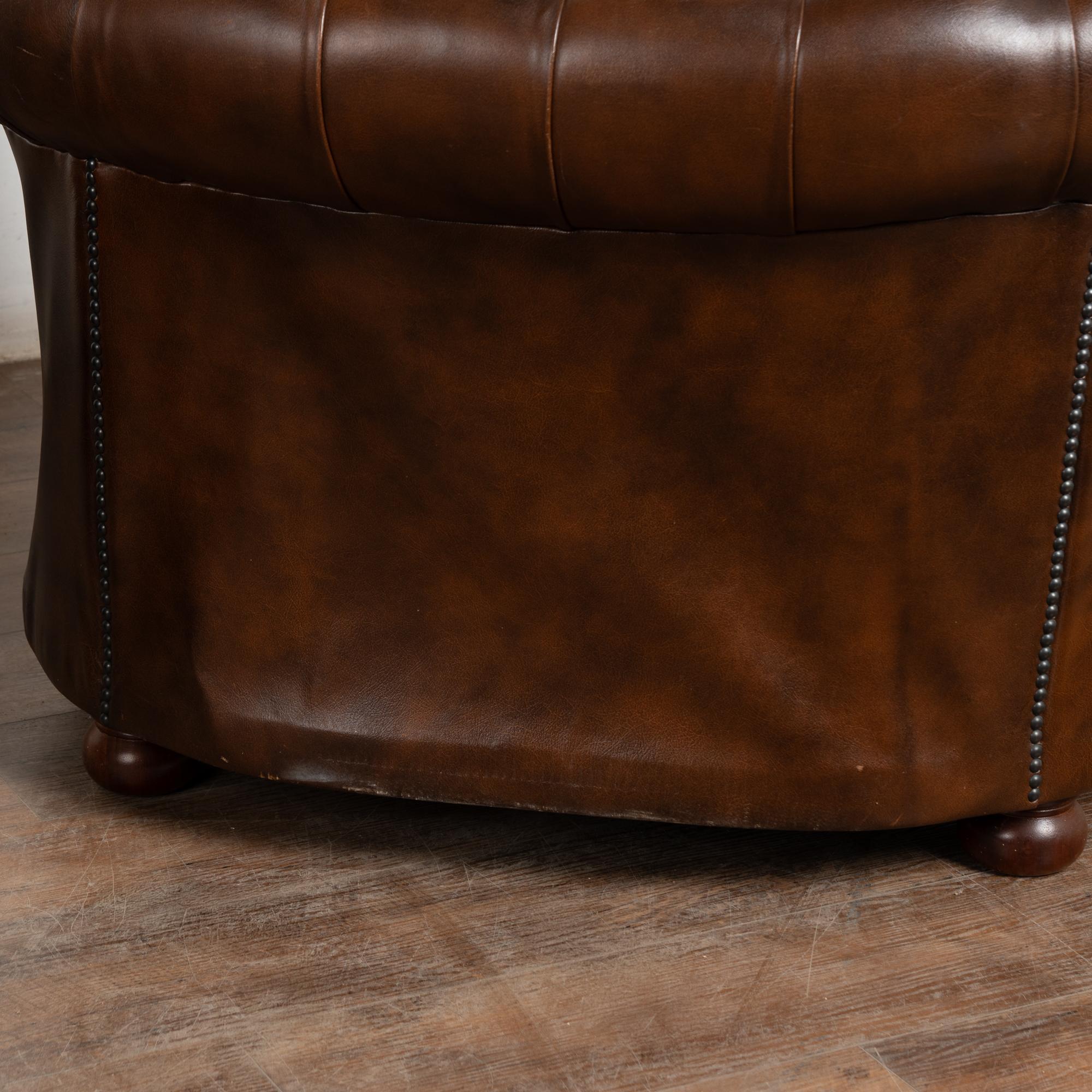 Vintage Siglo XX Sofá Chesterfield de cuero marrón y dos sillones Club en venta 11