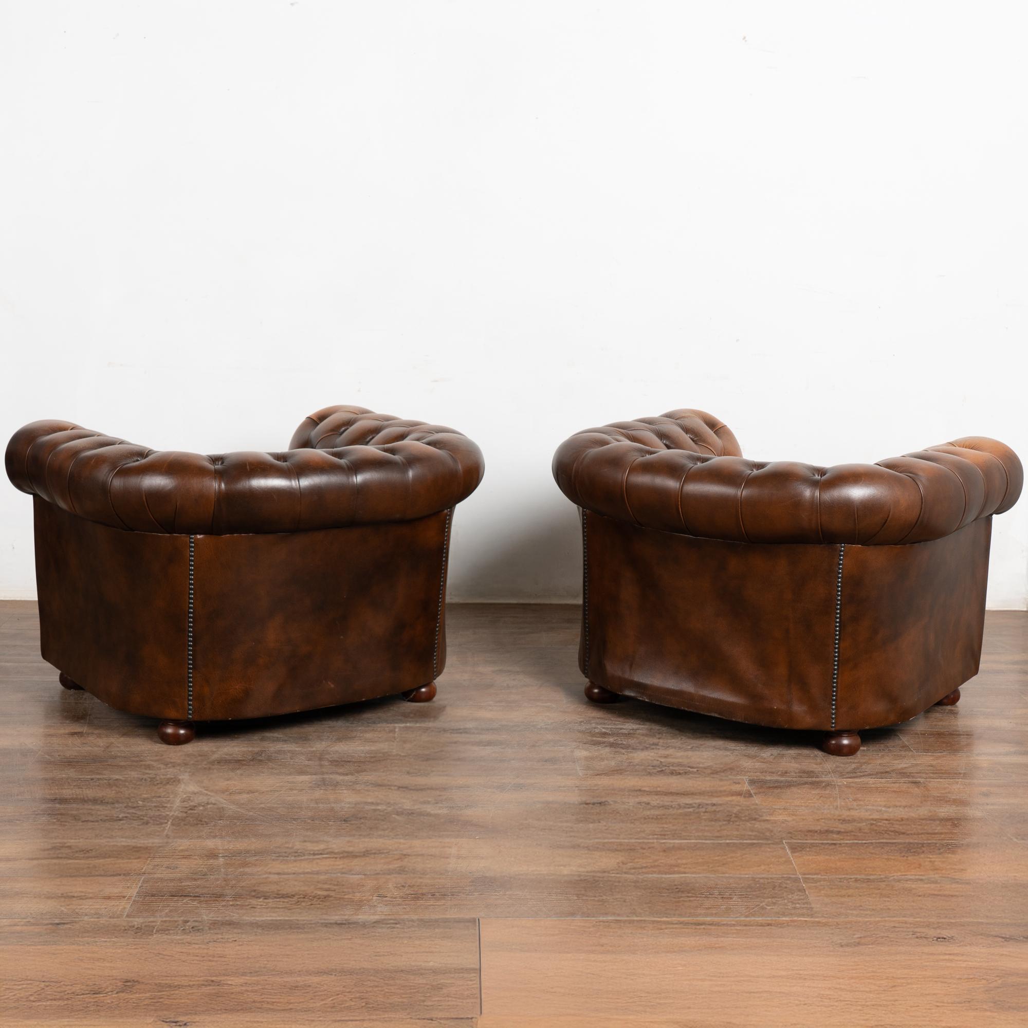 Vintage Siglo XX Sofá Chesterfield de cuero marrón y dos sillones Club en venta 12