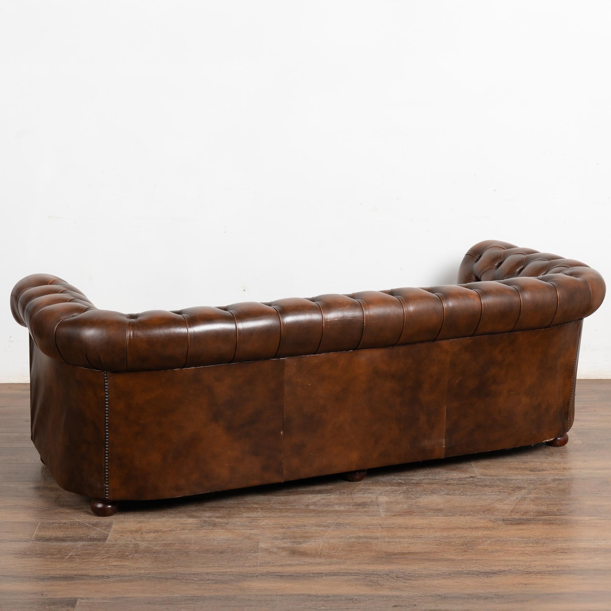 Vintage Siglo XX Sofá Chesterfield de cuero marrón y dos sillones Club en venta 13