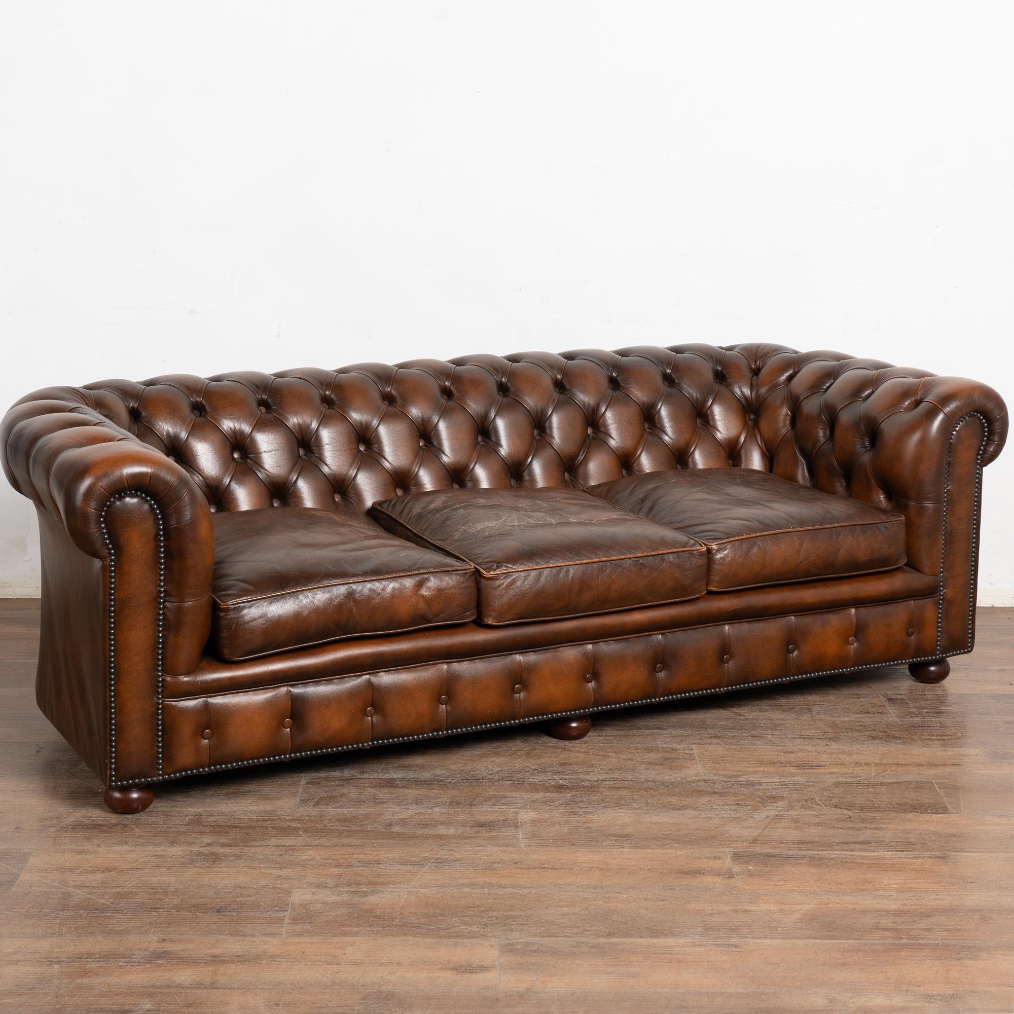 Vintage Siglo XX Sofá Chesterfield de cuero marrón y dos sillones Club Danés en venta
