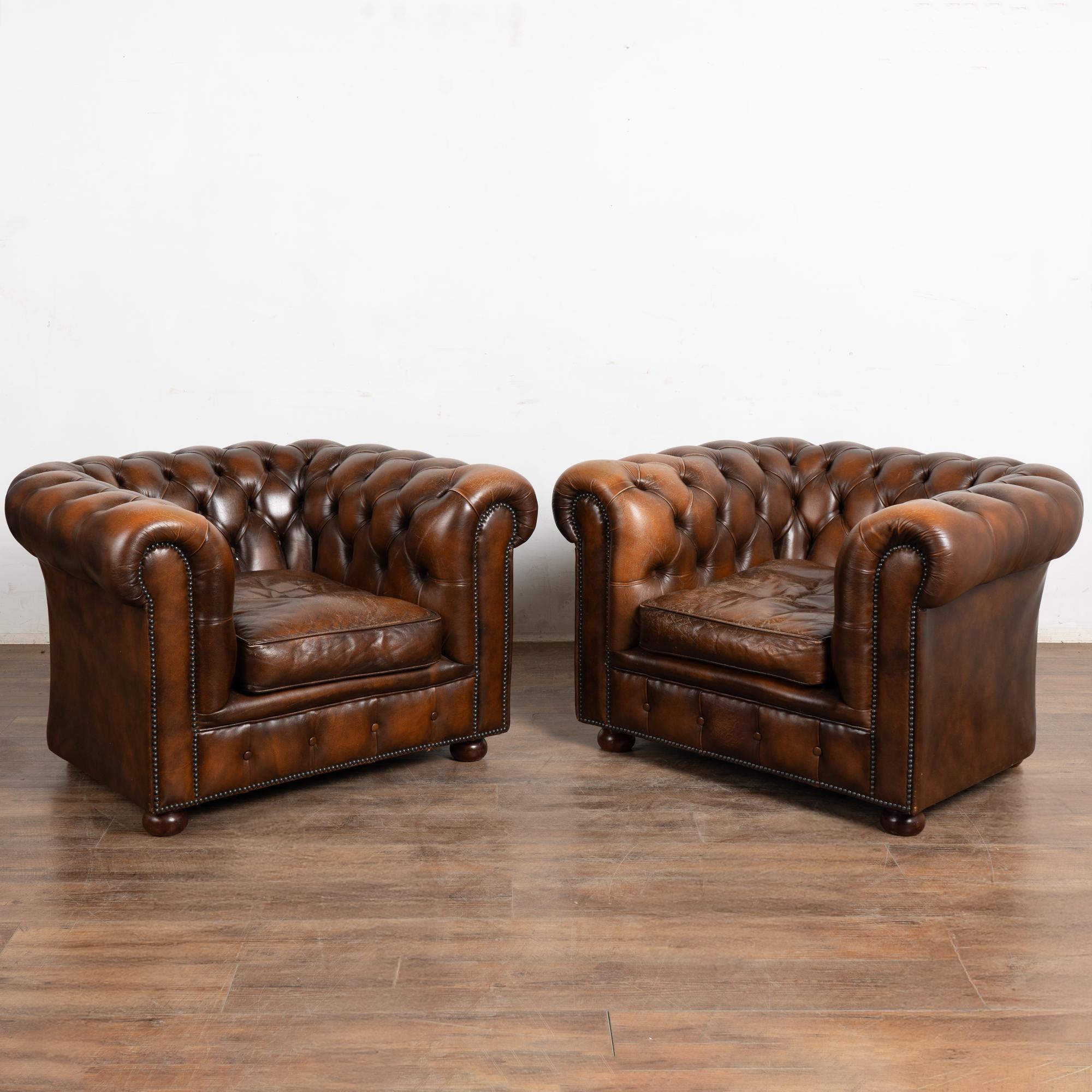 Vintage Siglo XX Sofá Chesterfield de cuero marrón y dos sillones Club en Bastante bueno estado para la venta en Round Top, TX