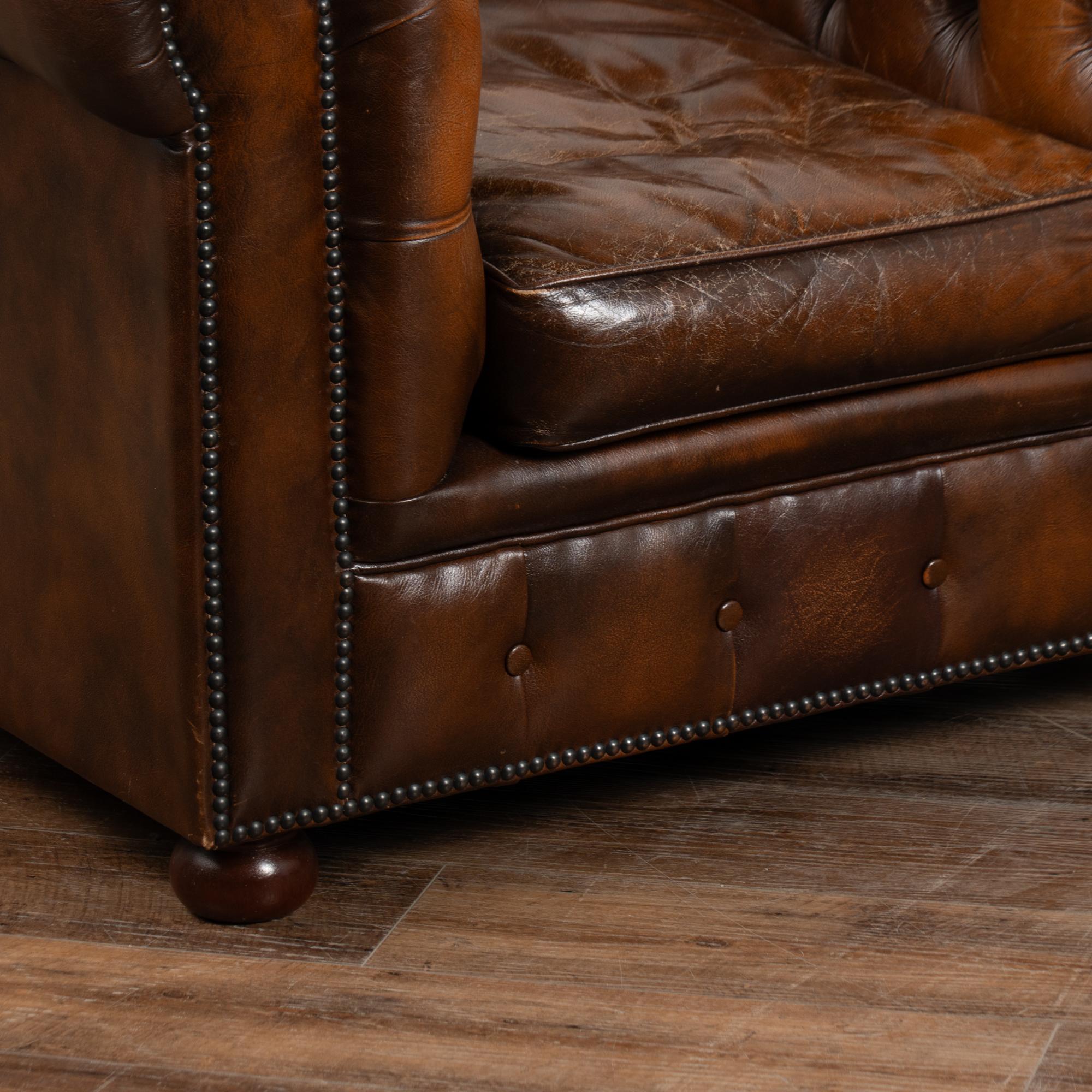 Vintage Siglo XX Sofá Chesterfield de cuero marrón y dos sillones Club finales del siglo XX en venta