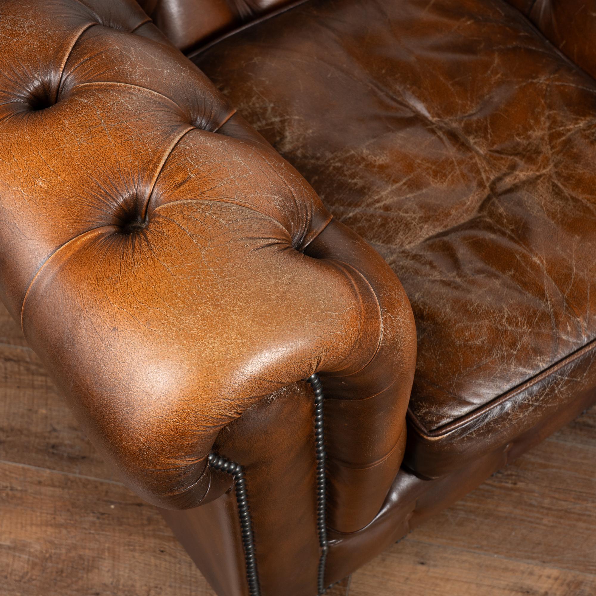 Vintage Siglo XX Sofá Chesterfield de cuero marrón y dos sillones Club Cuero en venta