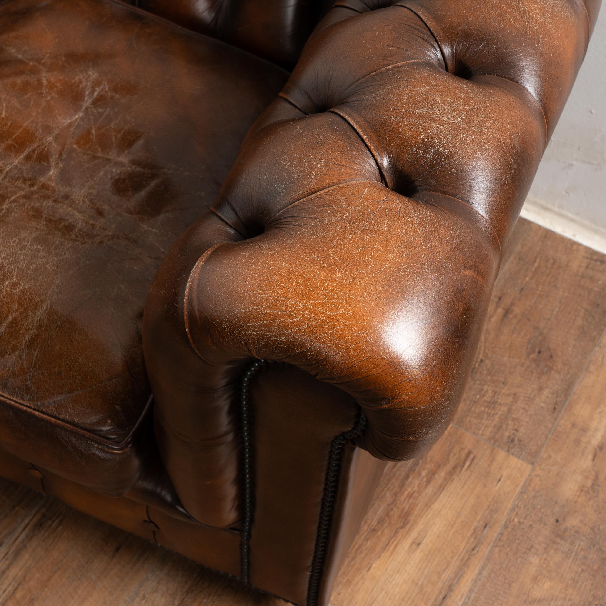 Vintage Siglo XX Sofá Chesterfield de cuero marrón y dos sillones Club en venta 1