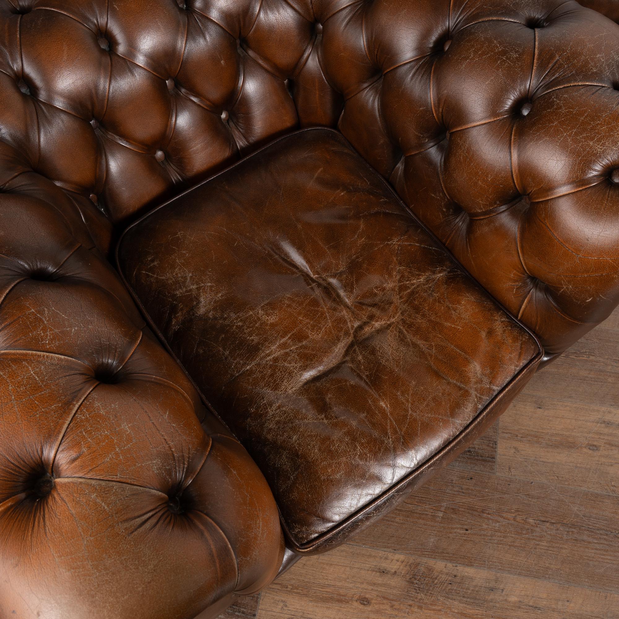 Vintage Siglo XX Sofá Chesterfield de cuero marrón y dos sillones Club en venta 2