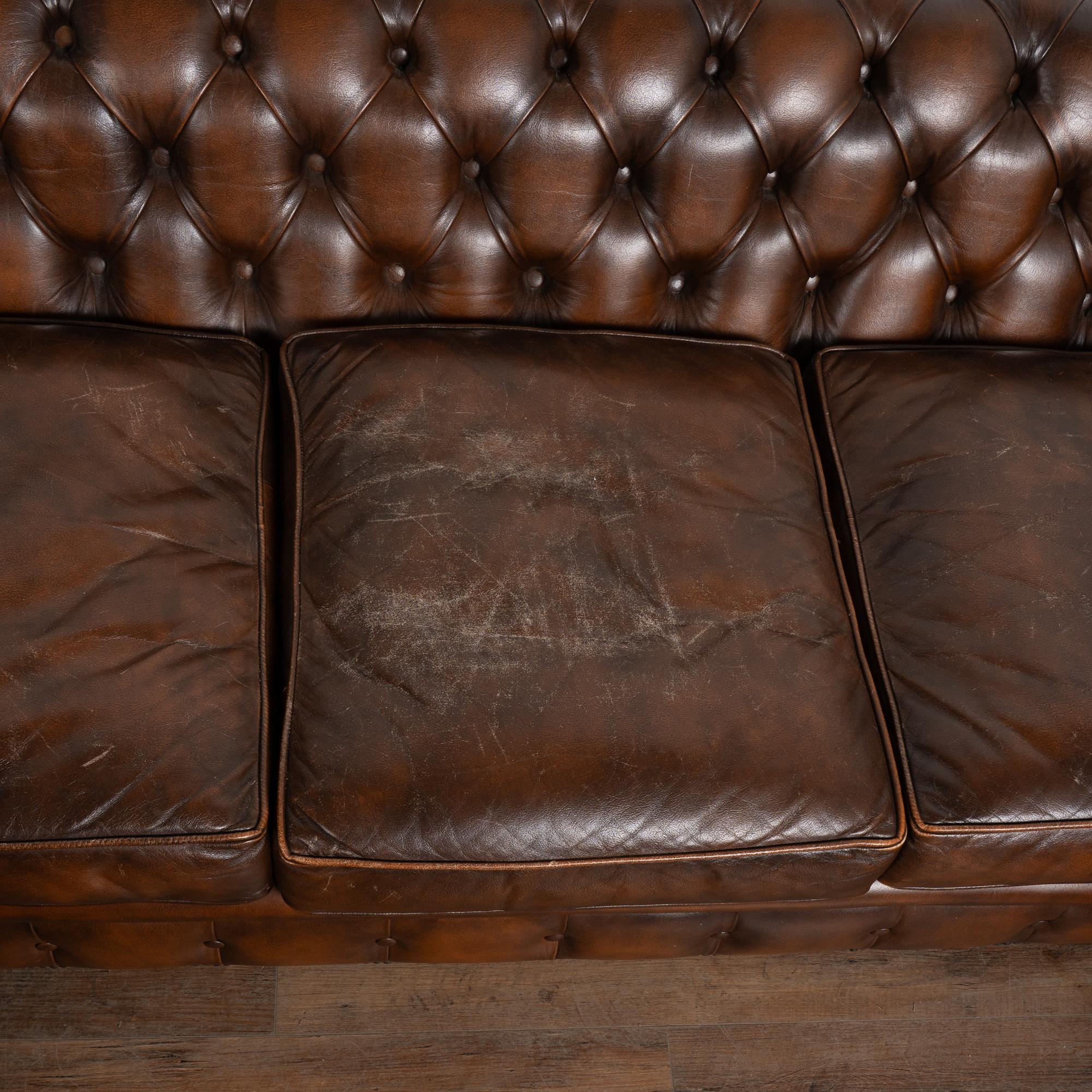 Vintage Siglo XX Sofá Chesterfield de cuero marrón y dos sillones Club en venta 3