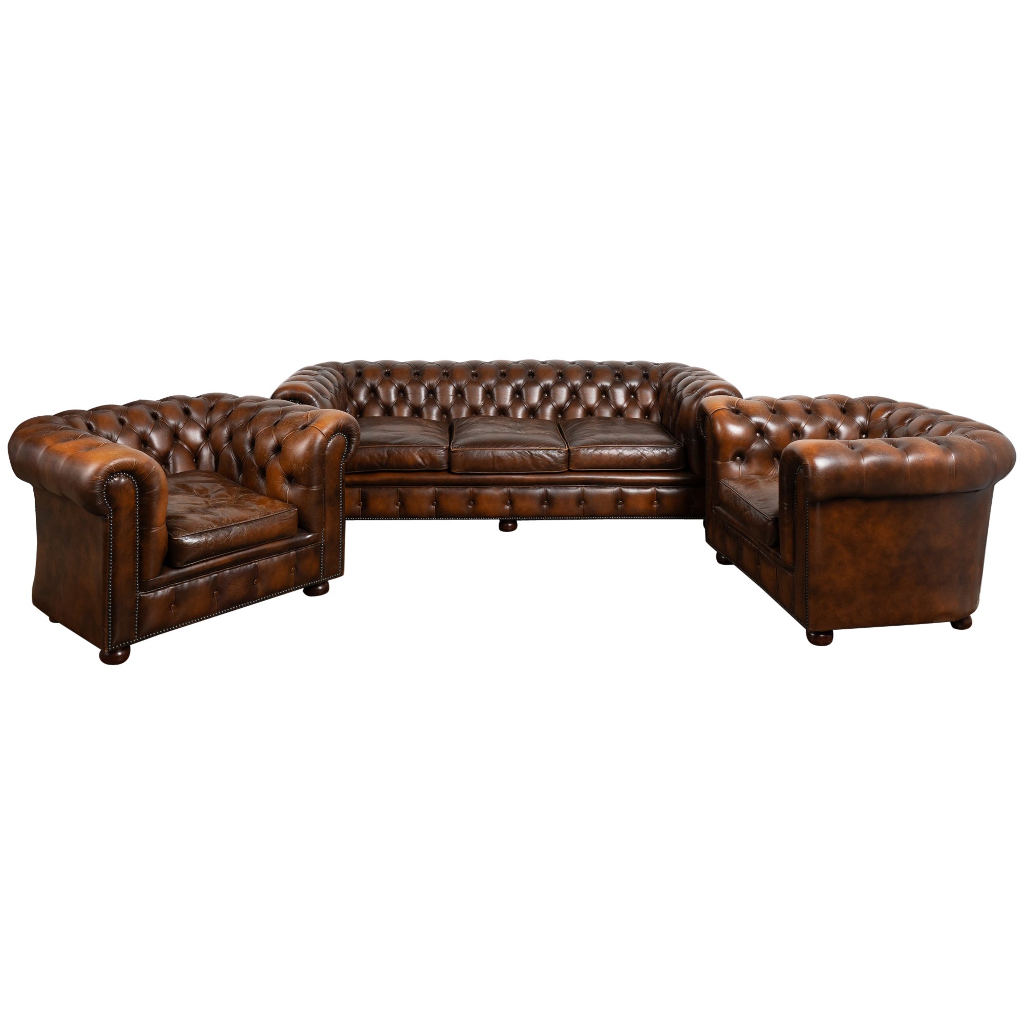 Vintage Siglo XX Sofá Chesterfield de cuero marrón y dos sillones Club en venta