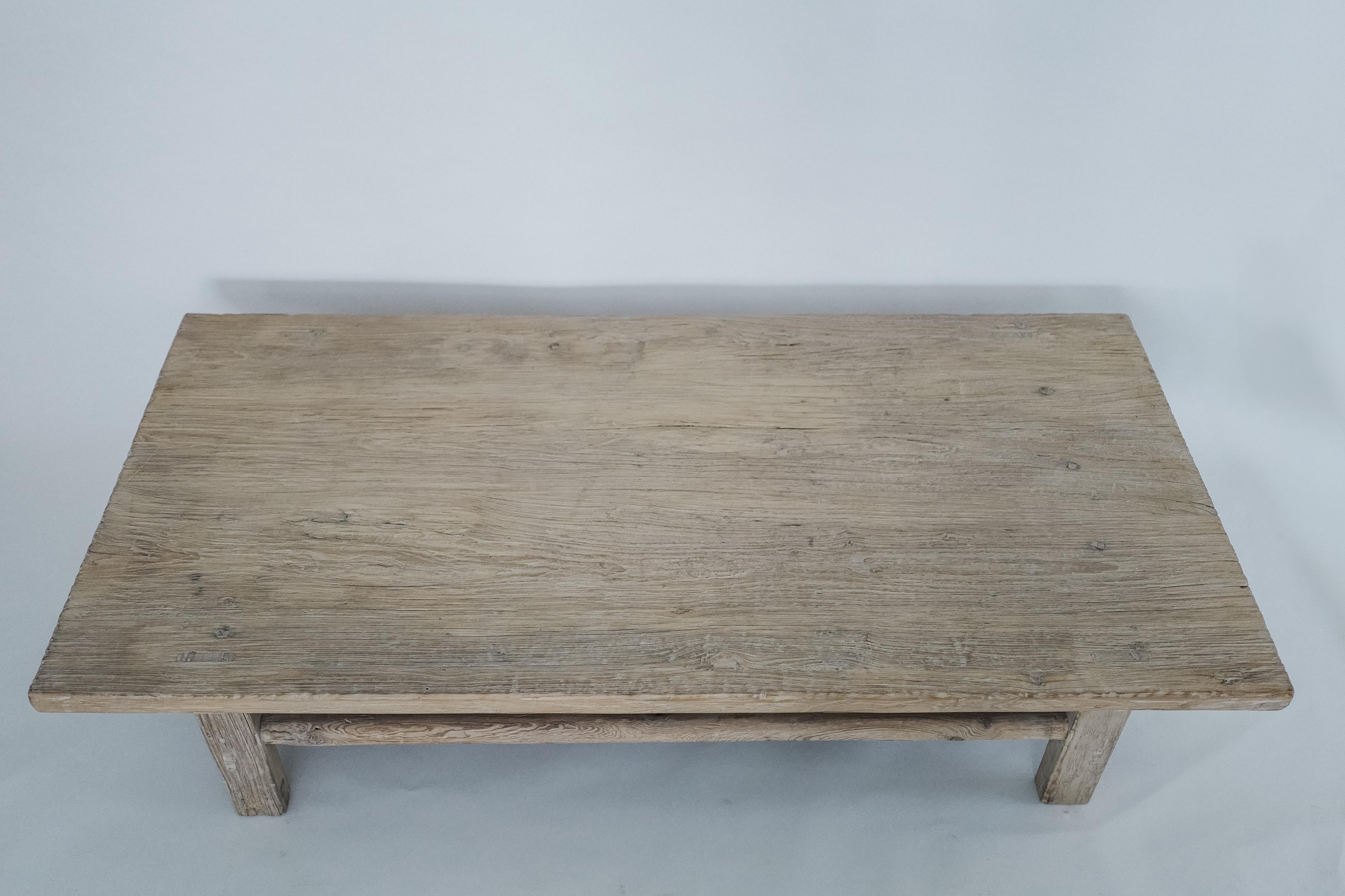 Mid-Century Modern Table basse rectangulaire en bois d'orme chinois du 20ème siècle Patina Light Wash en vente