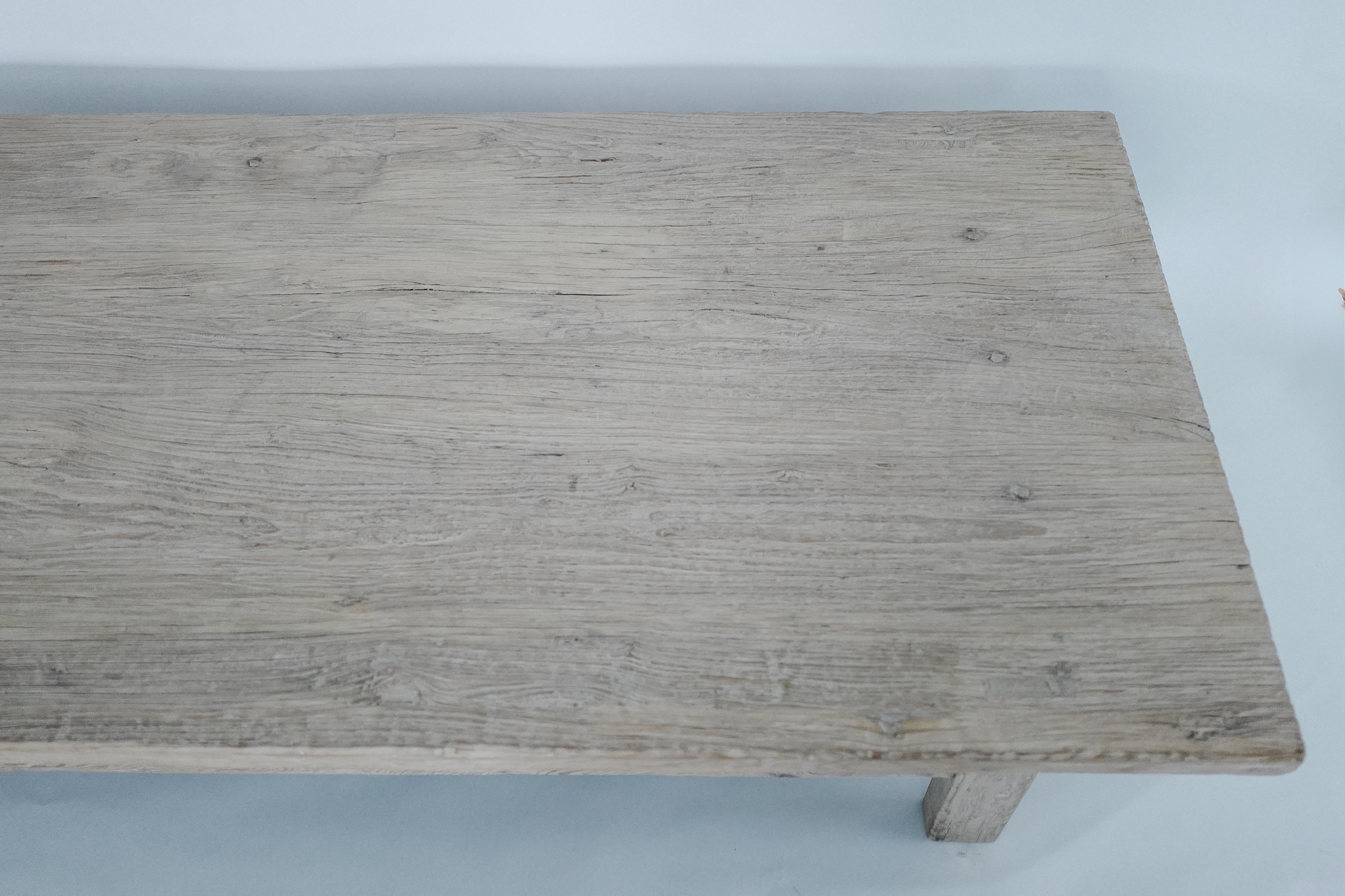 Table basse rectangulaire en bois d'orme chinois du 20ème siècle Patina Light Wash Bon état - En vente à Milano, IT