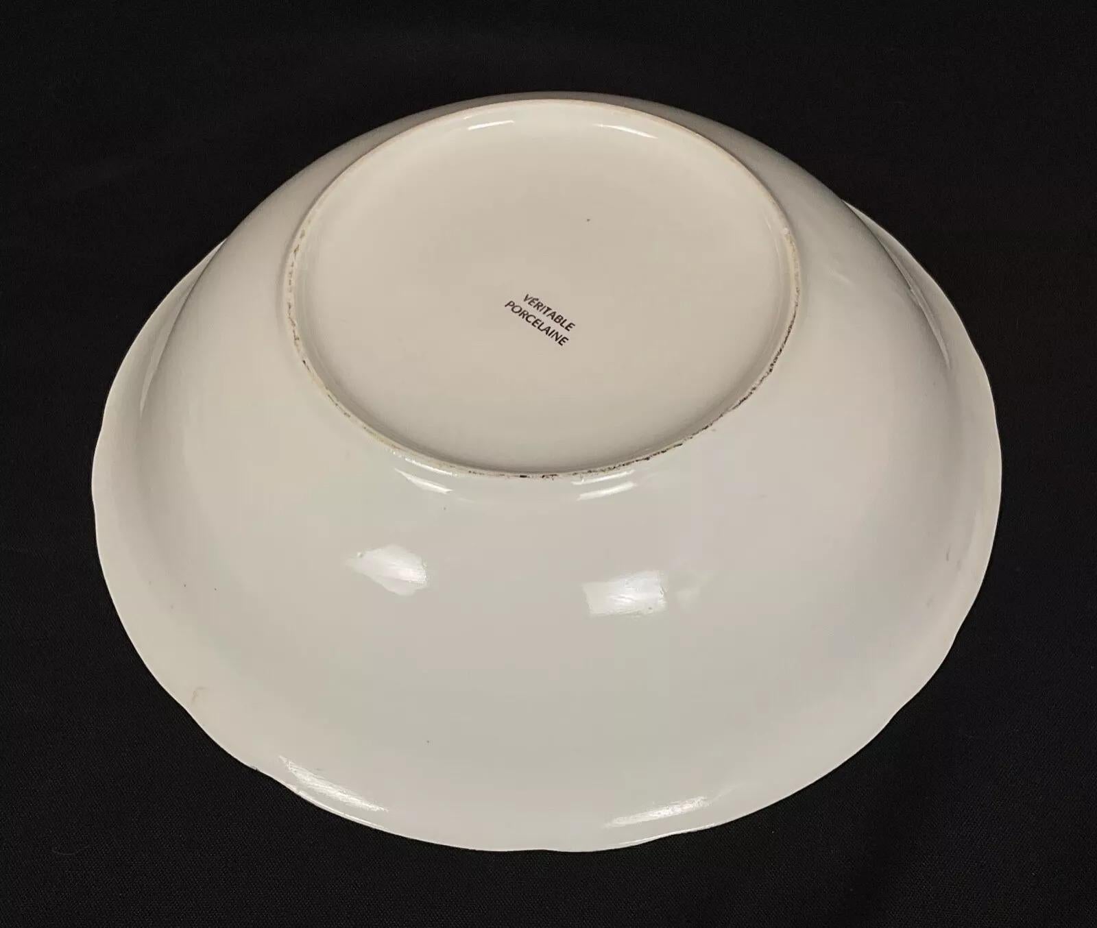 Este plato hondo de porcelana vintage del siglo XX presenta un encantador diseño de estilo Fragonard, lo que lo convierte en una exquisita pieza de vajilla decorativa. Mide 6,5 cm de altura y 23,5 cm de diámetro, y pesa 504 g. Sus intrincados