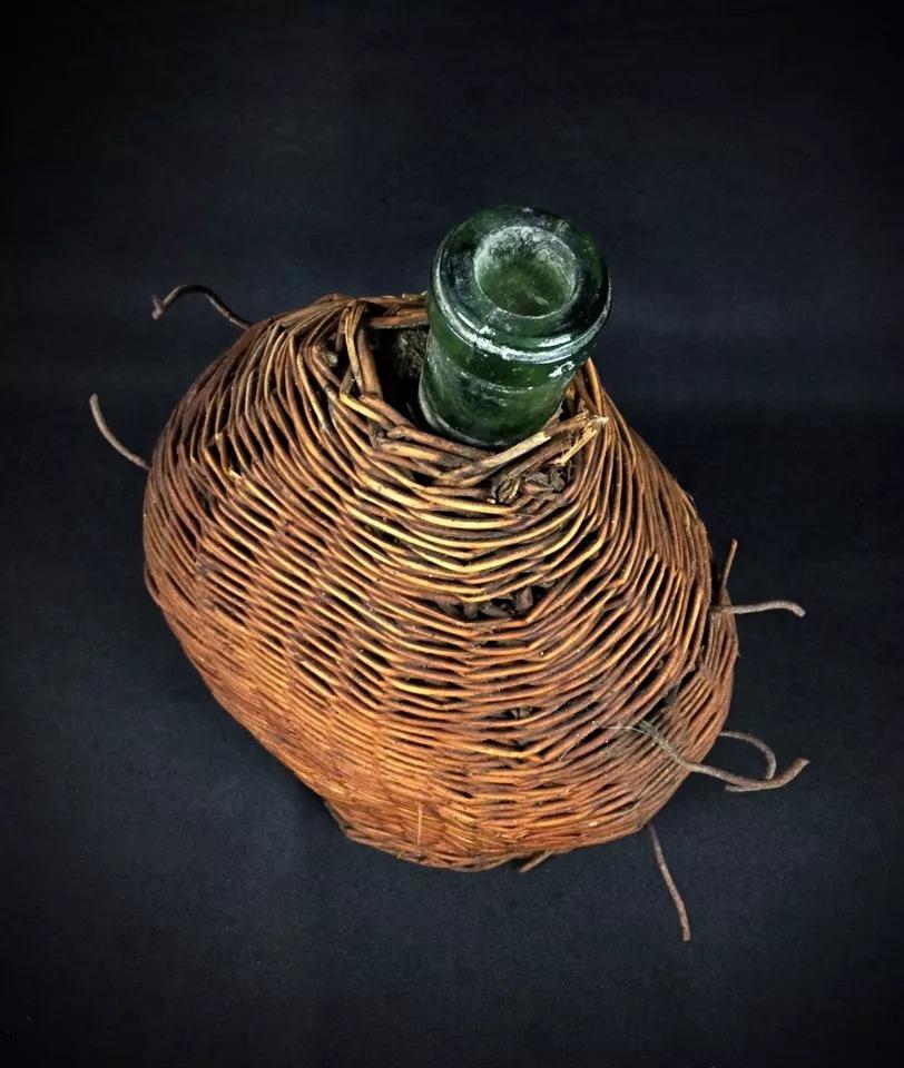 Cette bouteille Demijohn vintage, enveloppée dans une housse en osier rustique, offre une touche de charme traditionnel et est parfaite pour les collectionneurs ou comme pièce décorative dans un décor rustique ou sur le thème de la ferme. La