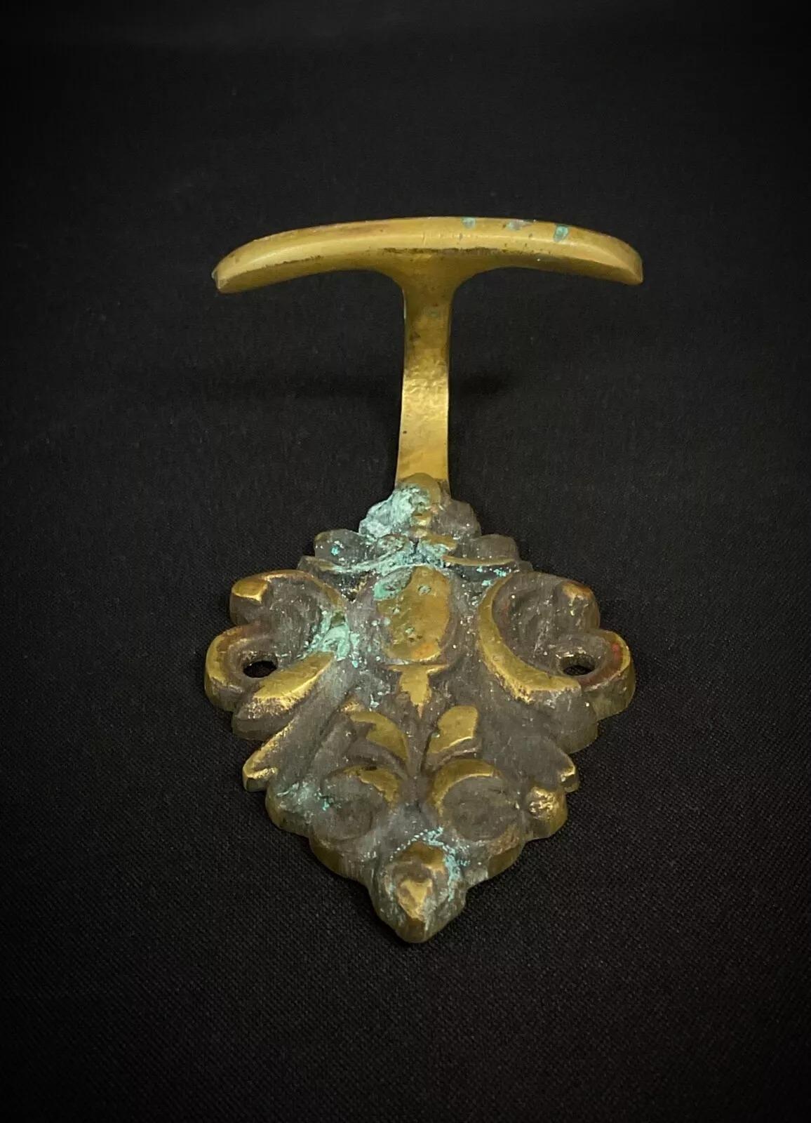 Questi accessori d'epoca in bronzo del XX secolo in stile Empire Furniture sono un'aggiunta bella e decorativa a qualsiasi collezione. Con un'altezza di 13 cm e una lunghezza di 7 cm, ogni pezzo pesa 145 g e presenta dettagli intricati che