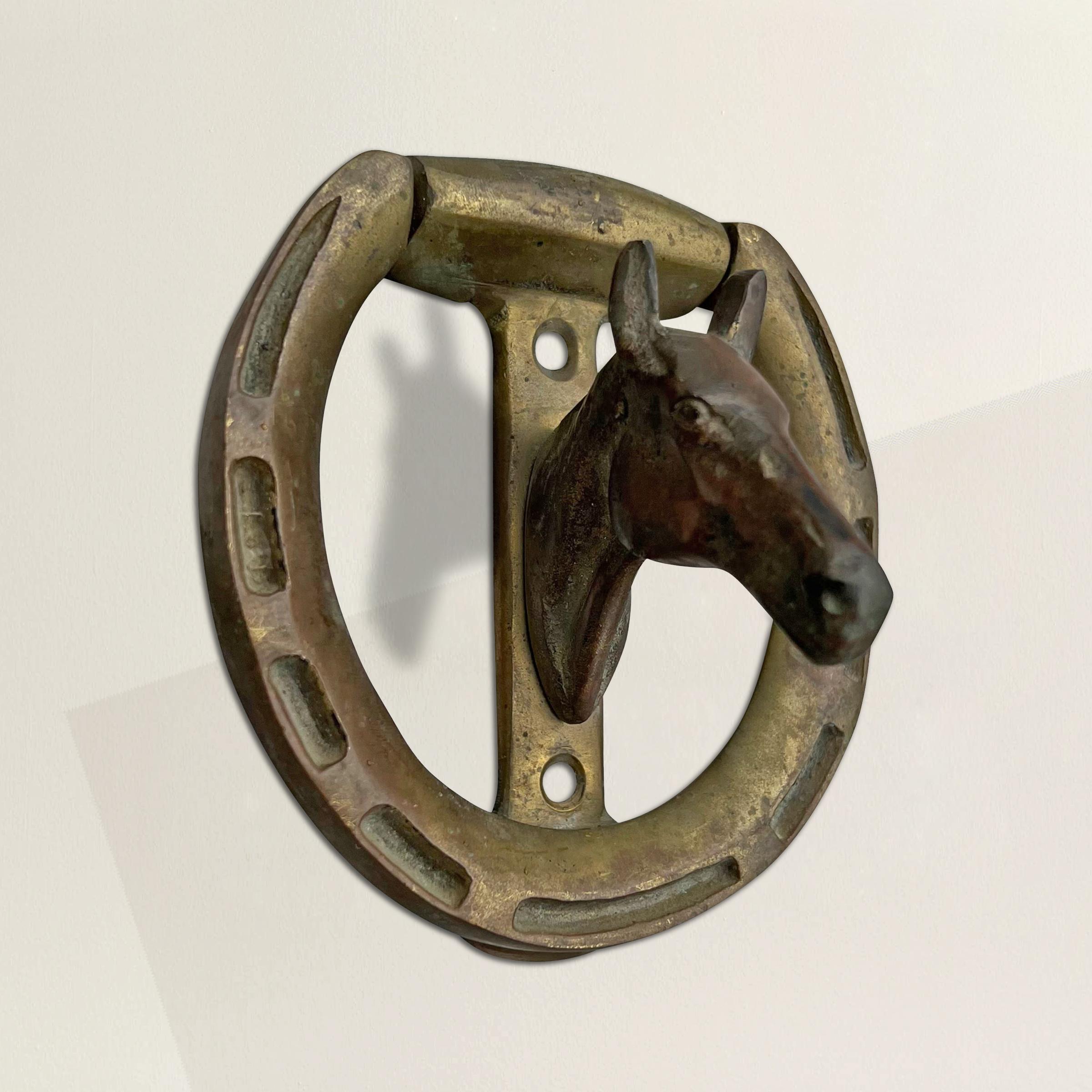 Dieser englische Messing-Türklopfer im Vintage-Stil aus dem 20. Jahrhundert ist ein beeindruckendes Zeugnis der zeitlosen Anziehungskraft des Lebensstils der Reiter. Der Türklopfer ist mit einem kunstvoll gearbeiteten Pferdekopf und einem Hufeisen