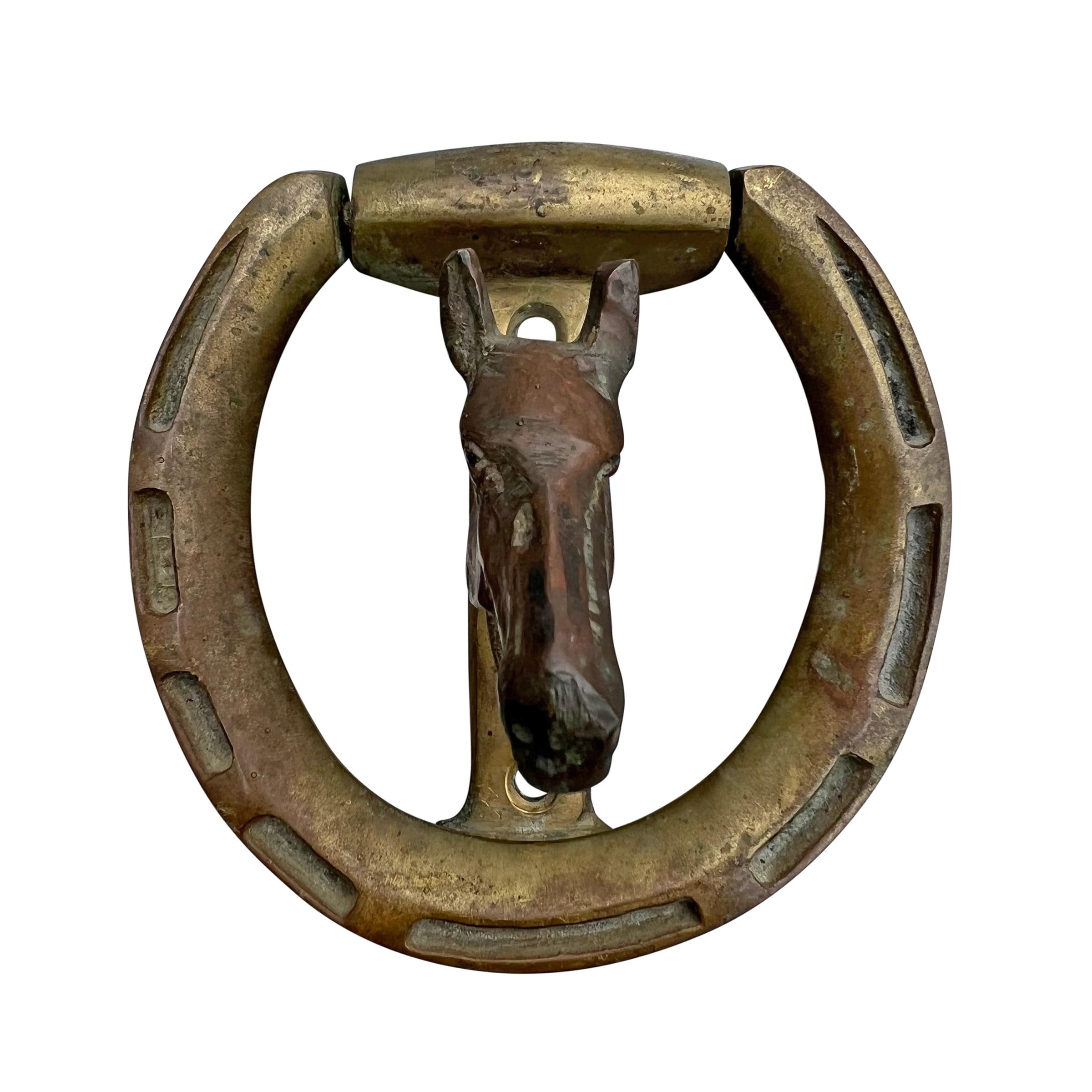 Country Vintage 20th Century English Brass Horse and Horseshoe Doorknocker (Cheval et fer à cheval en laiton) en vente