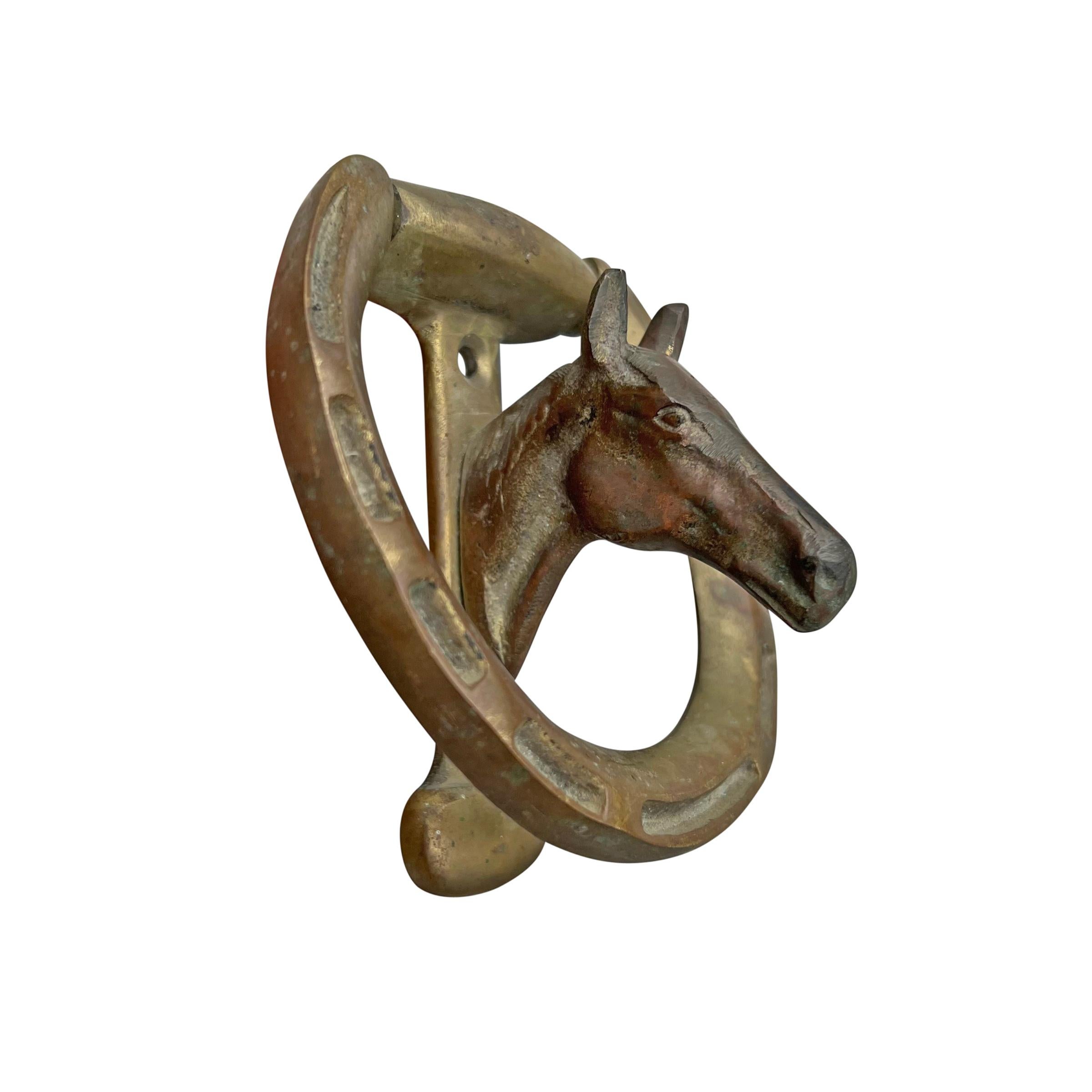 Vintage 20th Century English Brass Horse and Horseshoe Doorknocker (Cheval et fer à cheval en laiton) Bon état - En vente à Chicago, IL
