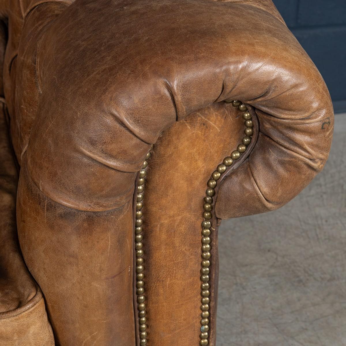 Sillón Chesterfield Vintage Inglés de Cuero Marrón del Siglo XX Por Halo en venta 9