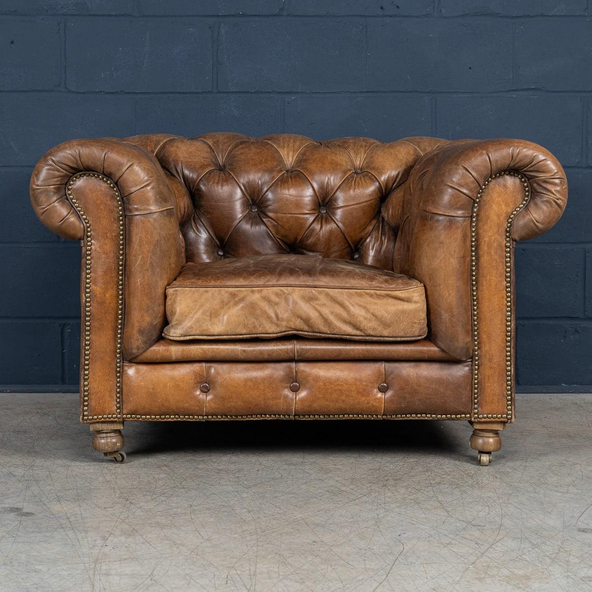 Sillón Chesterfield Vintage Inglés de Cuero Marrón del Siglo XX Por Halo Otro en venta