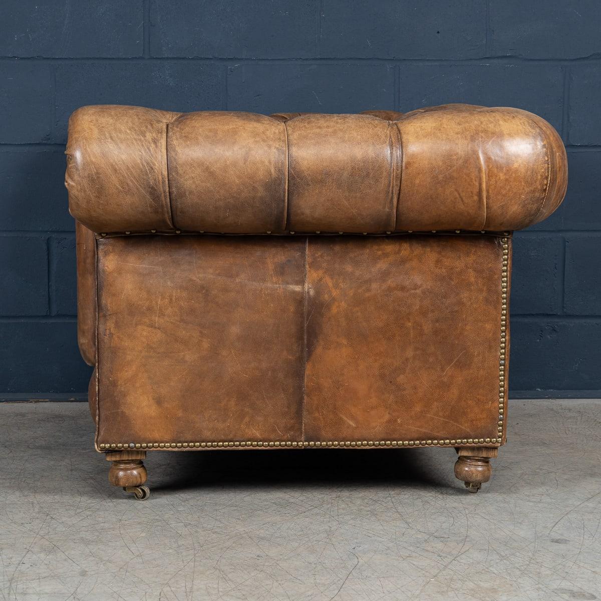 Sillón Chesterfield Vintage Inglés de Cuero Marrón del Siglo XX Por Halo Británico en venta
