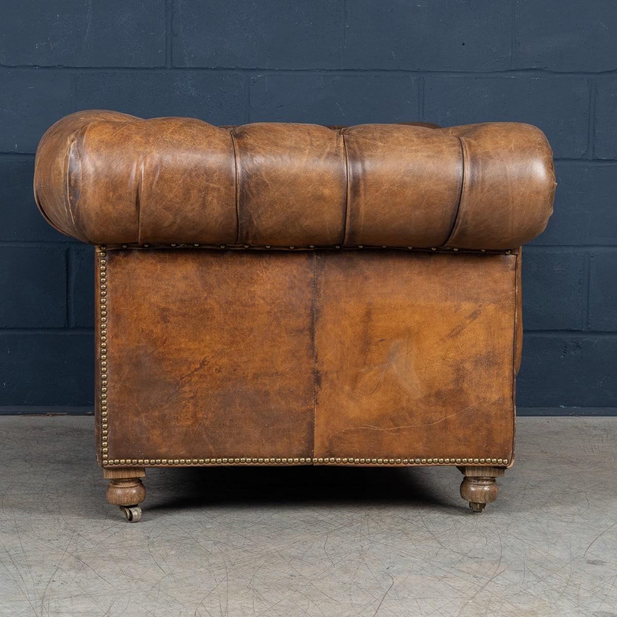 Sillón Chesterfield Vintage Inglés de Cuero Marrón del Siglo XX Por Halo Siglo XXI y contemporáneo en venta