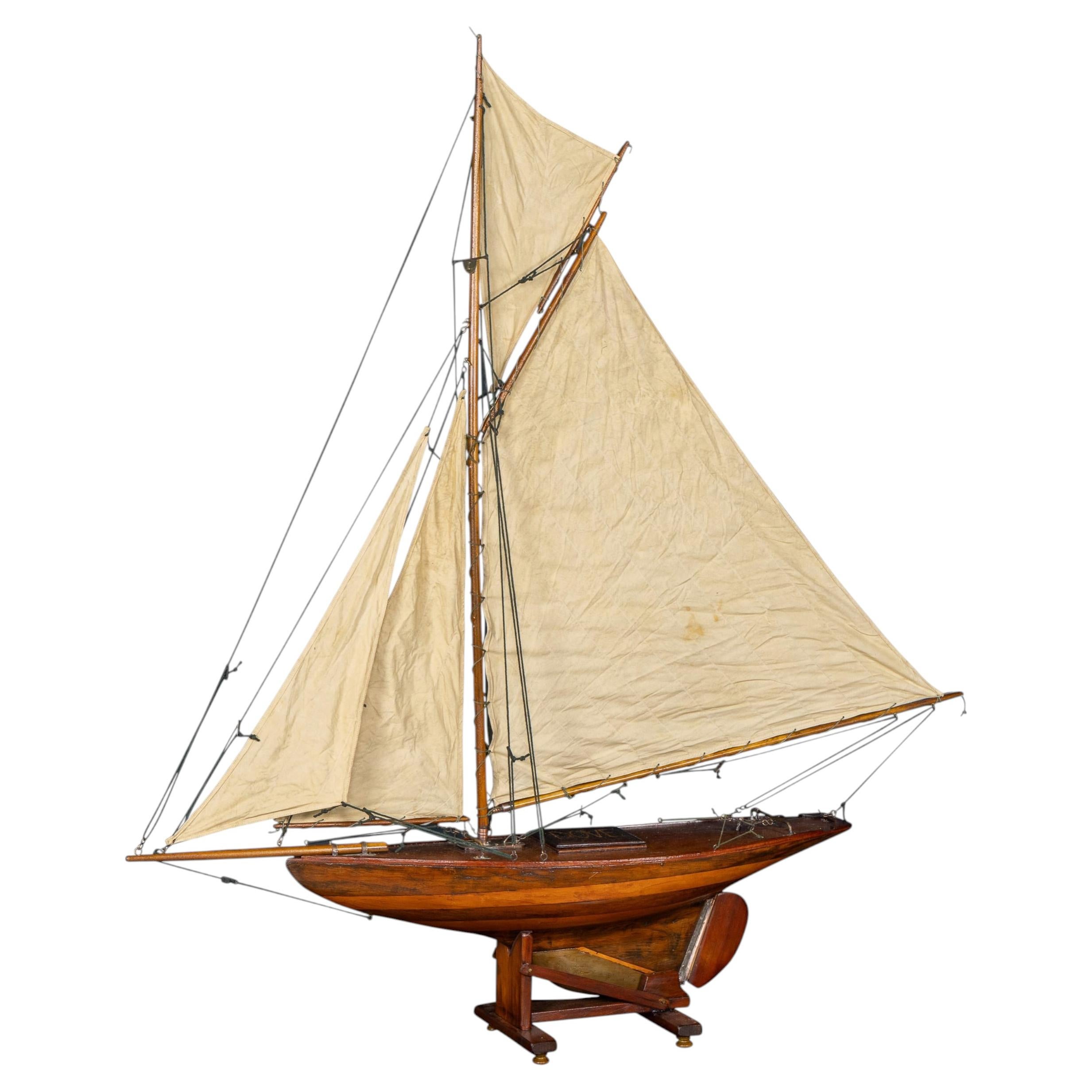 Yate inglés de época del siglo XX con casco tallado c.1930 en venta