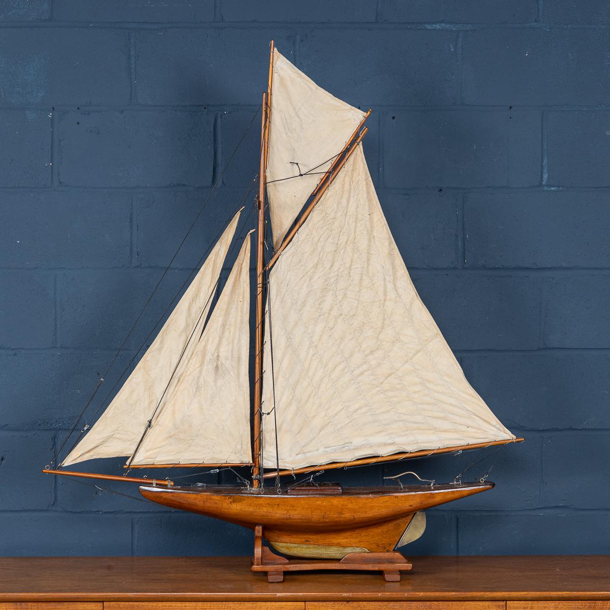 Un fantastique yacht d'étang de classe J à gréement gaffe du 20e siècle. Fabriqué en bois sculpté et avec un riche pont en acajou. Ce modèle J Class saisit l'esprit des courses de yachts britanniques dans la première moitié du 20e siècle, lorsque