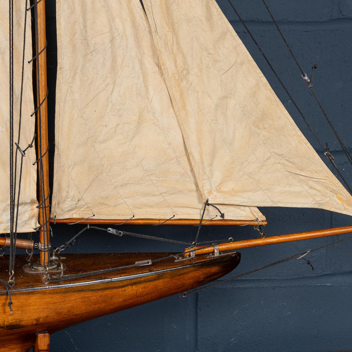 Métal Vintage 20th Century English Gaff Rigged 