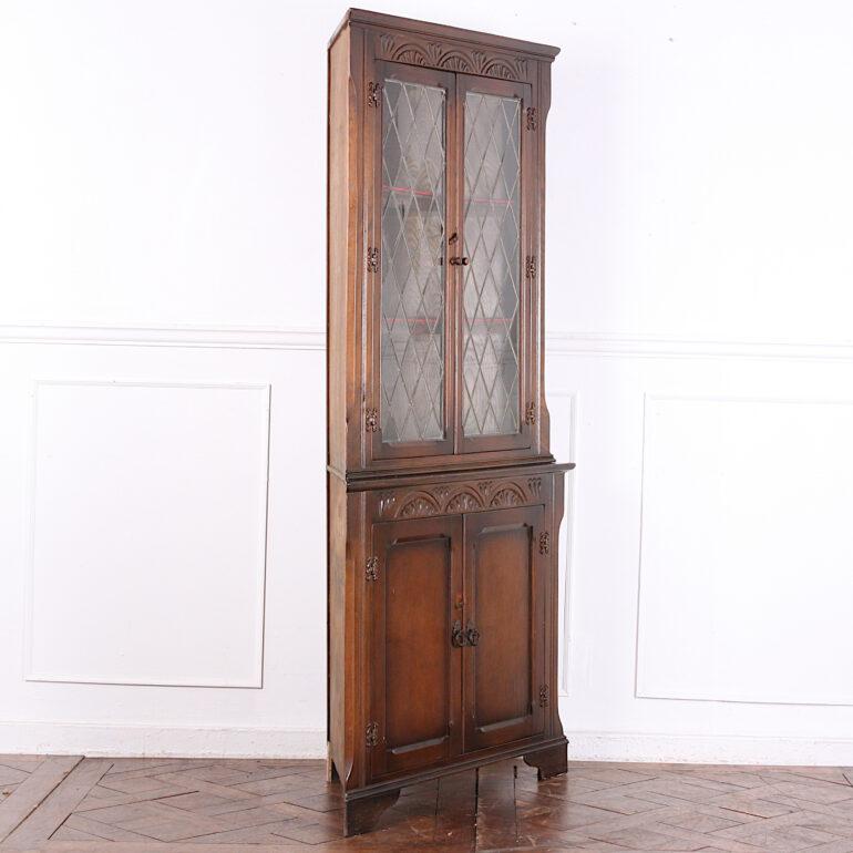 Elizabethan Vintage 20th Century English Oak and Leaded Glass Corner Cabinet