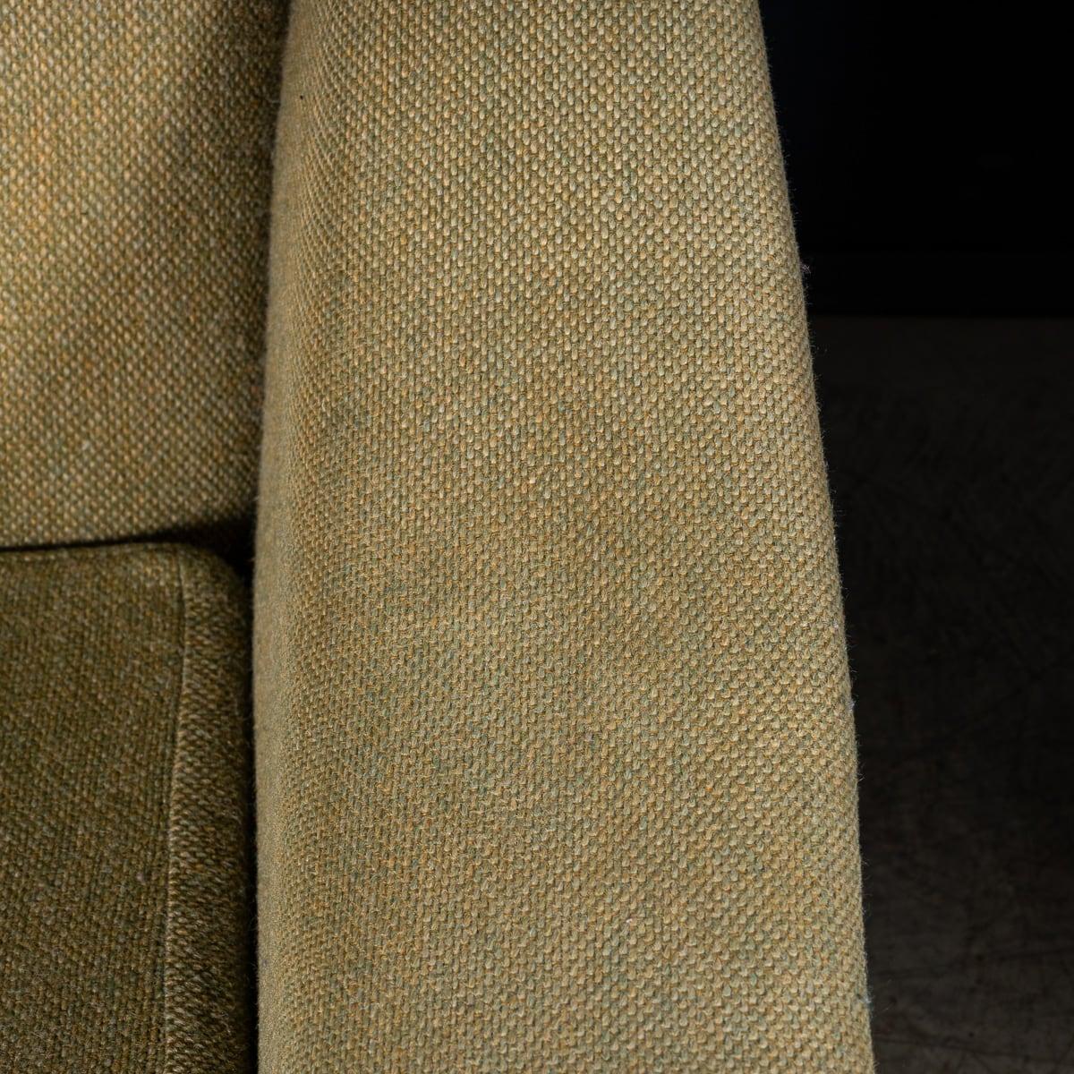 Paire de fauteuils anglais vintage du 20ème siècle tapissés vert olive, vers 1960 en vente 9