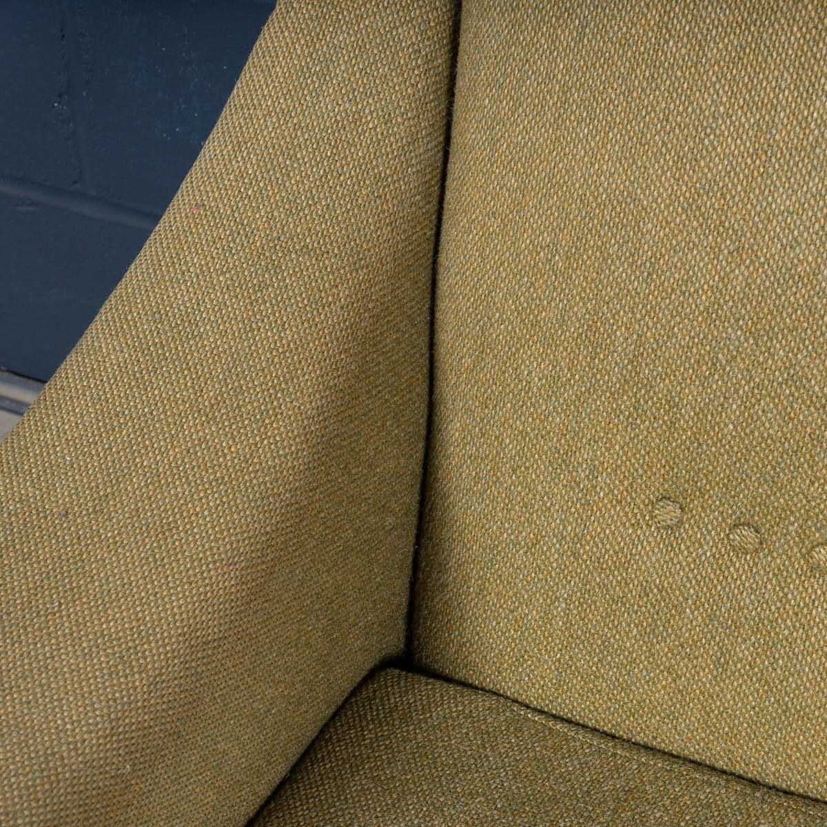 Paire de fauteuils anglais vintage du 20ème siècle tapissés vert olive, vers 1960 en vente 11