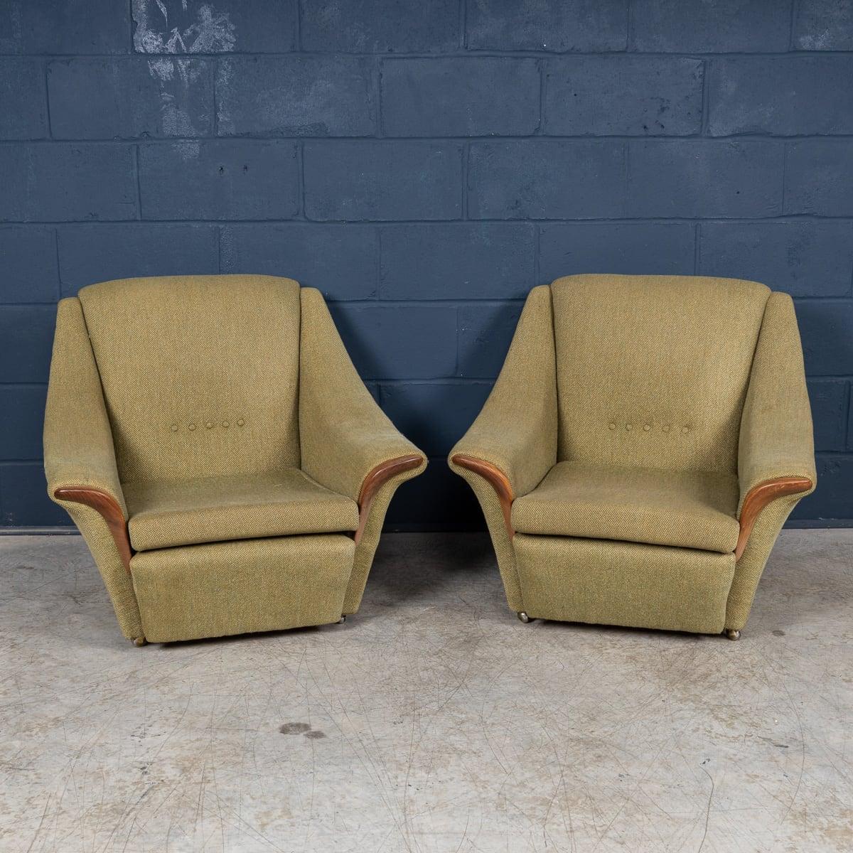 Une belle paire de fauteuils mid-century affichant un charme et un confort intemporels. Revêtues d'un beau tissu vert olive, les chaises sont dotées de dossiers boutonnés qui ajoutent une touche de sophistication et de texture. L'élégance du design