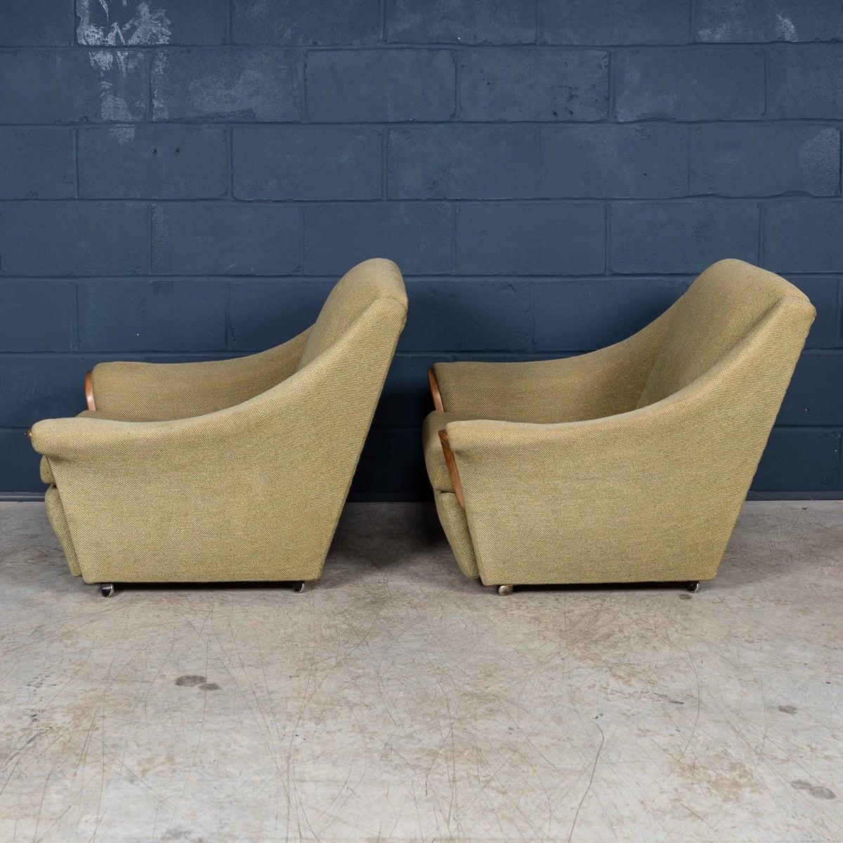 Britannique Paire de fauteuils anglais vintage du 20ème siècle tapissés vert olive, vers 1960 en vente