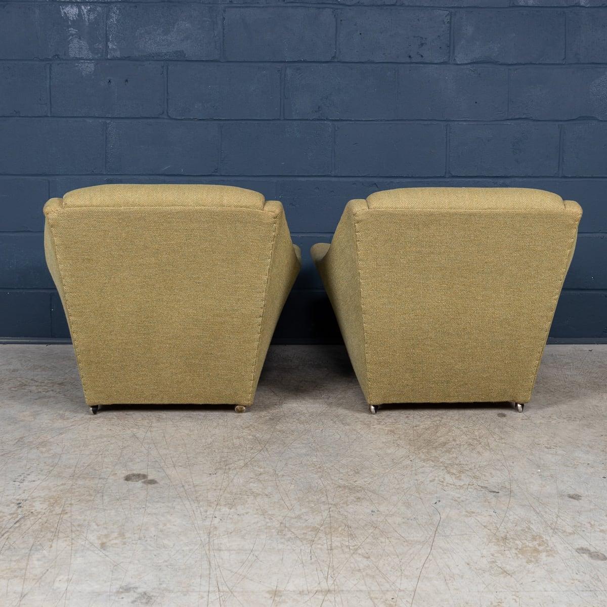 Paire de fauteuils anglais vintage du 20ème siècle tapissés vert olive, vers 1960 Bon état - En vente à Royal Tunbridge Wells, Kent