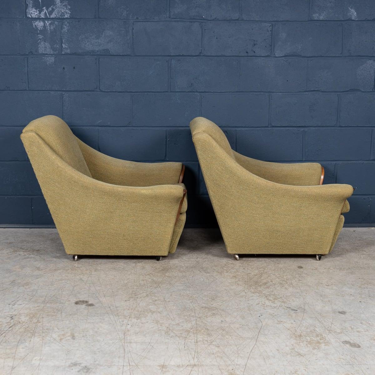 20ième siècle Paire de fauteuils anglais vintage du 20ème siècle tapissés vert olive, vers 1960 en vente