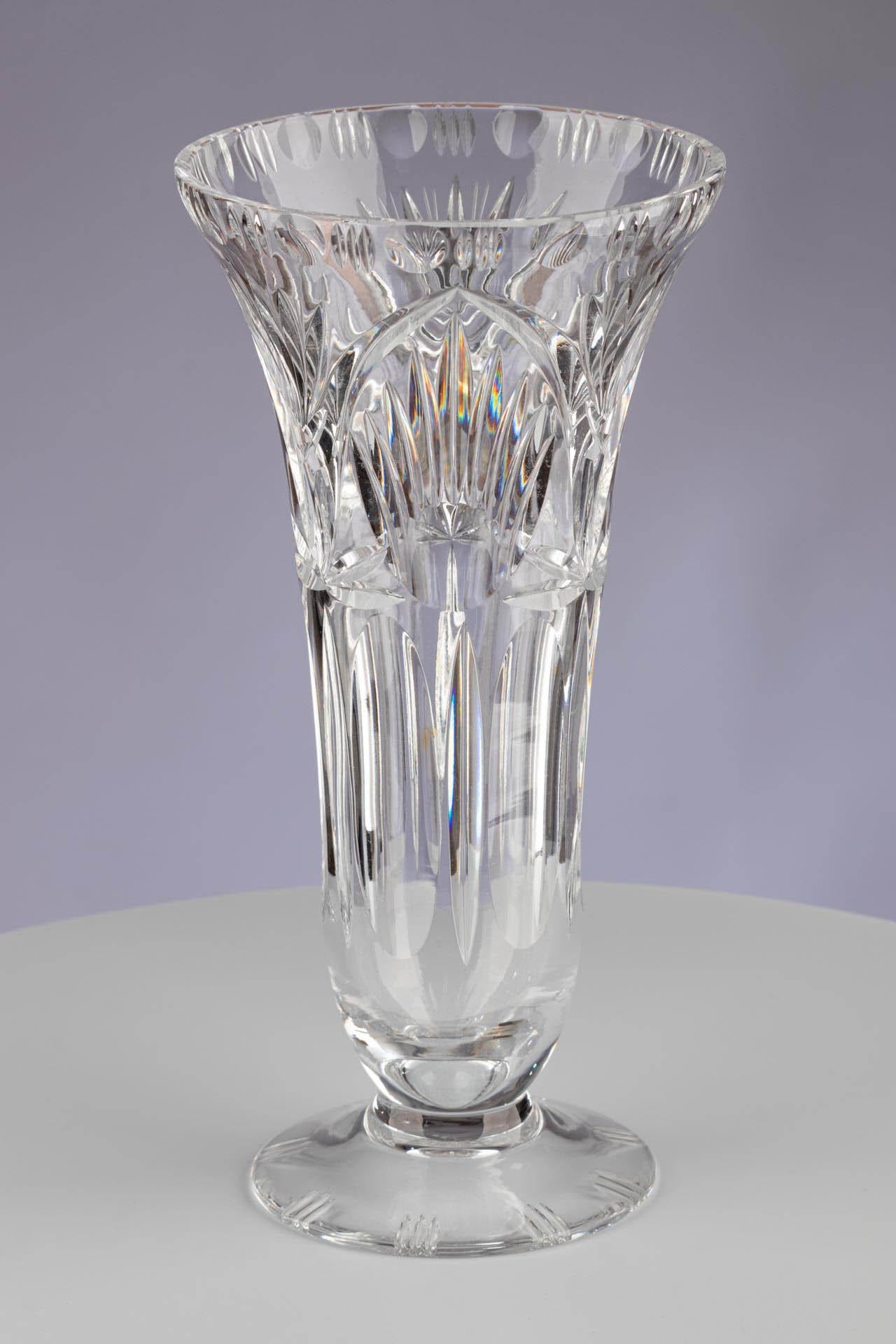 Vintage 20th Century European Crystal Glass Flower Floral Vase

Continental 
Crystal
20th Century

Dimensions: H x D: 25.5cm x 12.5cm

Expertly crafted from crystal, this vintage flower vase features a slender, trumpet-shaped form embellished with a