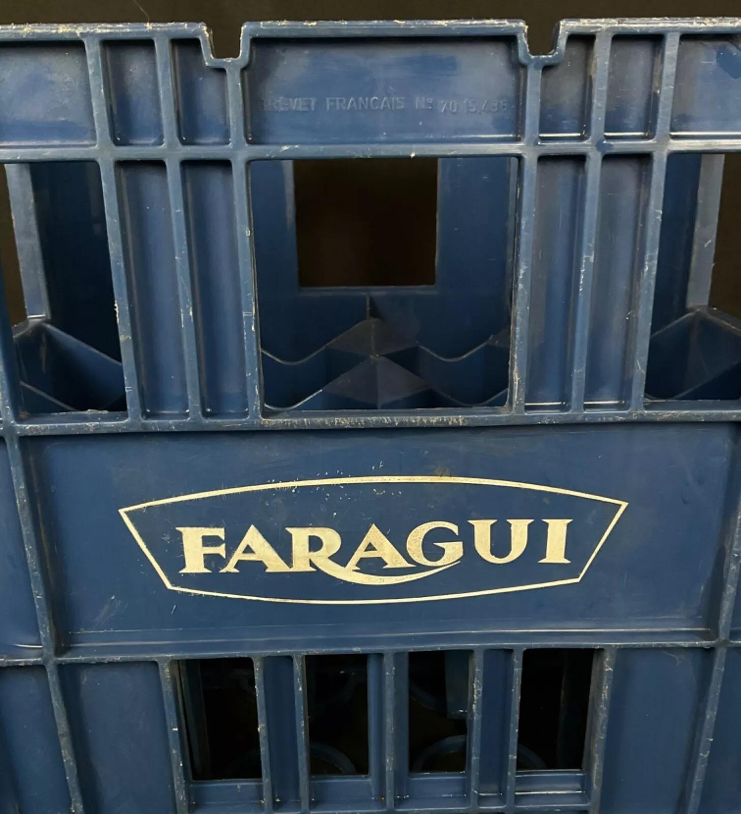 Remontez le temps avec cet authentique casier à bouteilles Faragui du XXe siècle, une pièce décorative et pratique de l'histoire du design français. Fabriqué en plastique durable, cet article vintage présente un design classique de rangement de