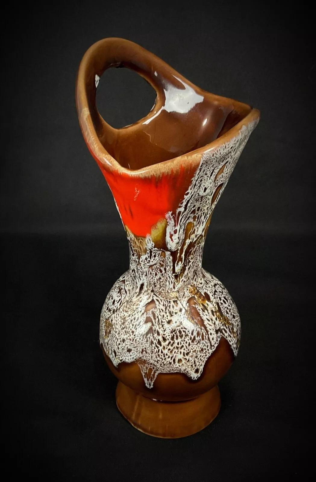 Diese Soliflores-Vase aus französischer Keramik von F.P Vallauris aus dem 20. Jahrhundert ist eine charmante Ergänzung für jede Einrichtung. Mit einer Höhe von 26 cm (10,2 Inches) und einem Durchmesser von 9 cm (3,5 Inches) wiegt diese elegante Vase
