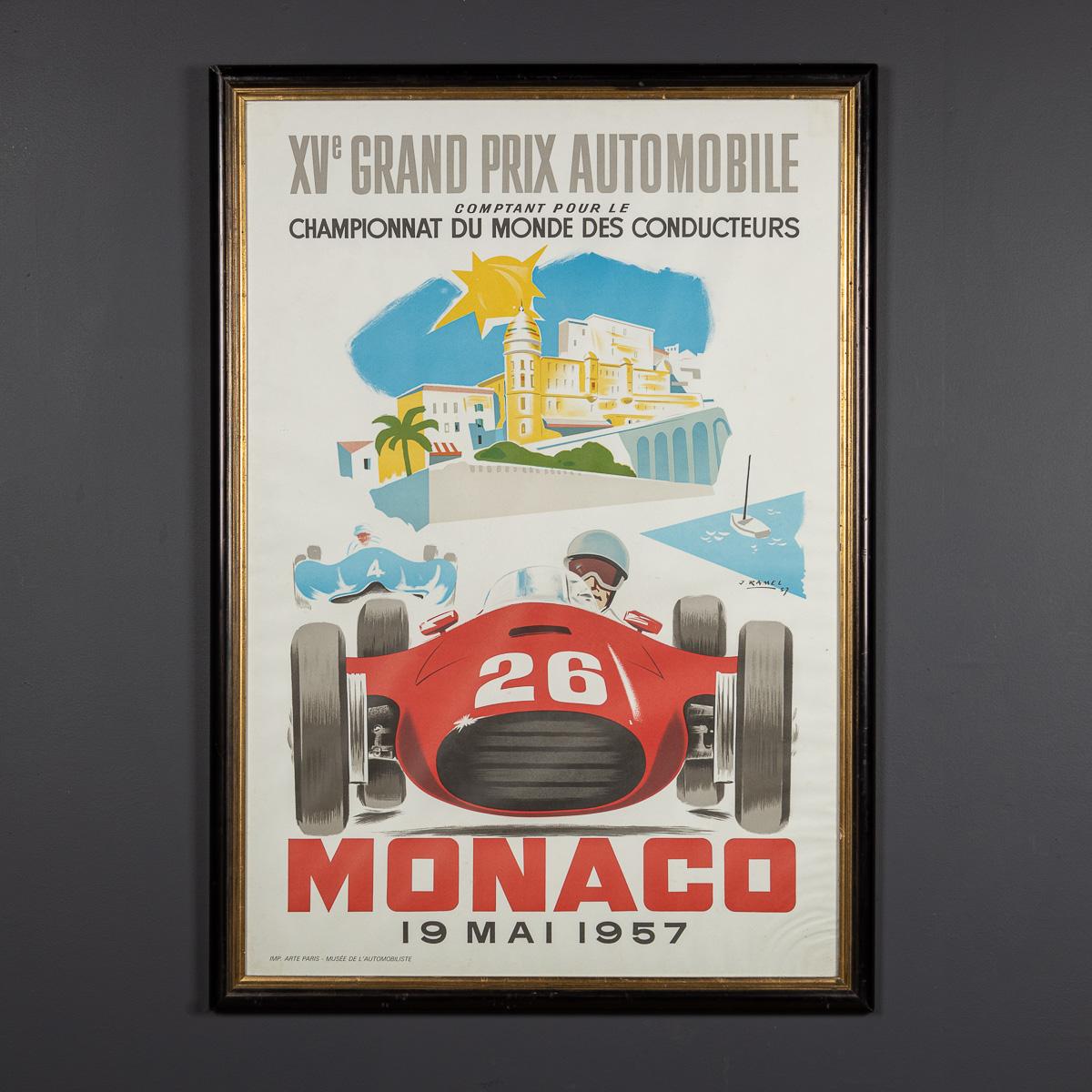 Un superbo poster d'epoca incorniciato del Gran Premio di Monaco del 1957, disegnato da Jean Ramel. Raffigura la Maserati rossa vincitrice guidata da Juan Manuel Fangio. Questo poster è una riproduzione prodotta dal Monaco Automobile Club nel