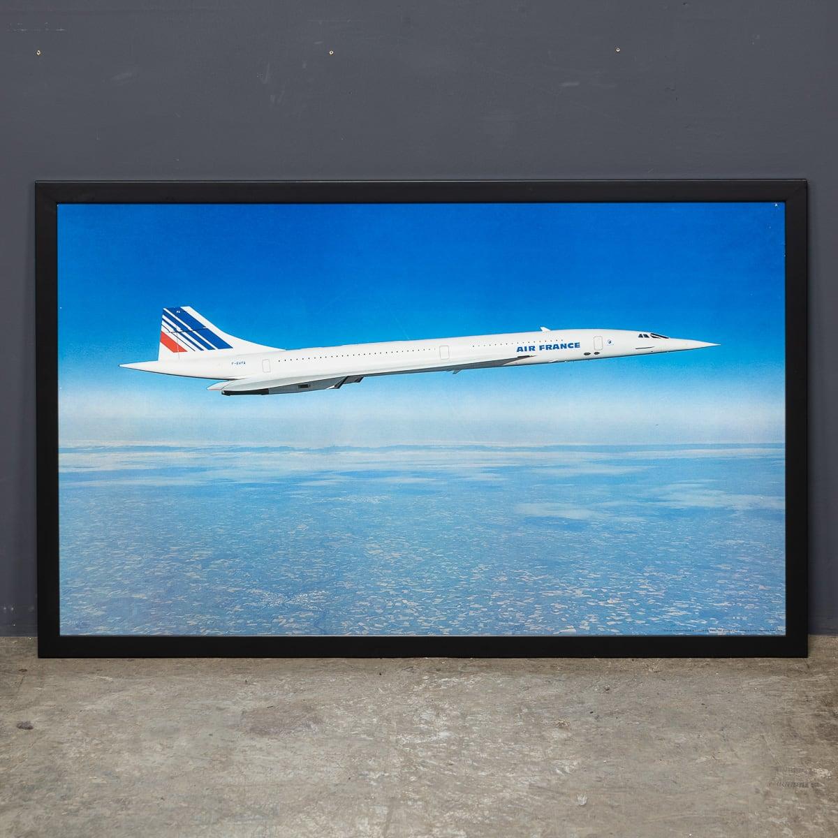 Un superbo poster d'epoca del XX secolo incorniciato di un Concorde di Air France in volo sull'acqua. Incorniciato in un'elegante cornice nera che contrasta perfettamente con l'immagine luminosa e vibrante del jet supersonico. Il Concorde era un