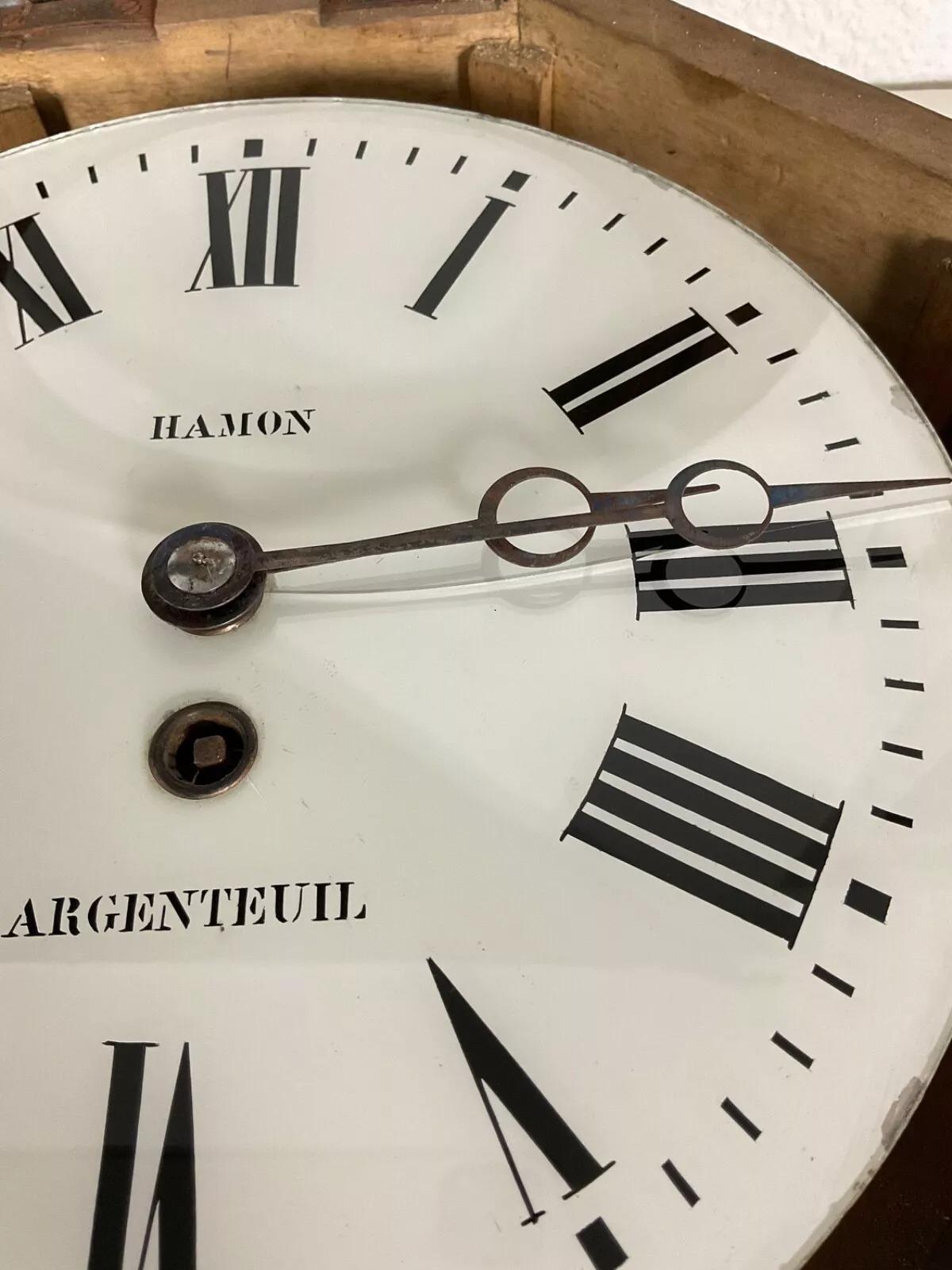 Este reloj francés vintage del siglo XX de Hamon Argenteuil es una encantadora pieza decorativa que añadirá un toque de elegancia e historia a cualquier habitación. Este reloj original, que mide 37 cm de diámetro y pesa 4,3 kg, está en buen estado,