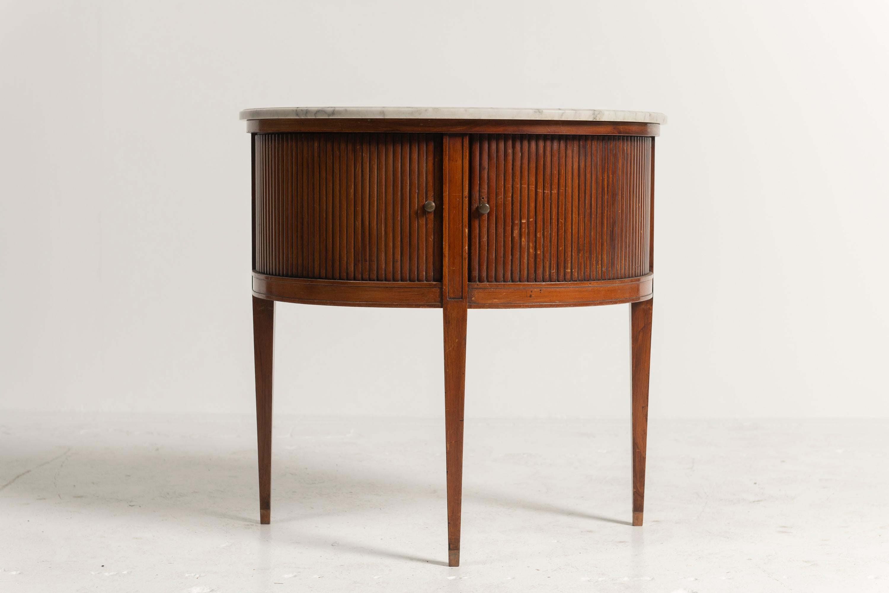 Esta mesa auxiliar de media luna moderna de mediados de siglo tiene puertas de acordeón y una elegante tapa de mármol que añadirá sofisticación moderna a tu espacio. Perfecto para salones, estudios o dormitorios, combina una elegancia atemporal con