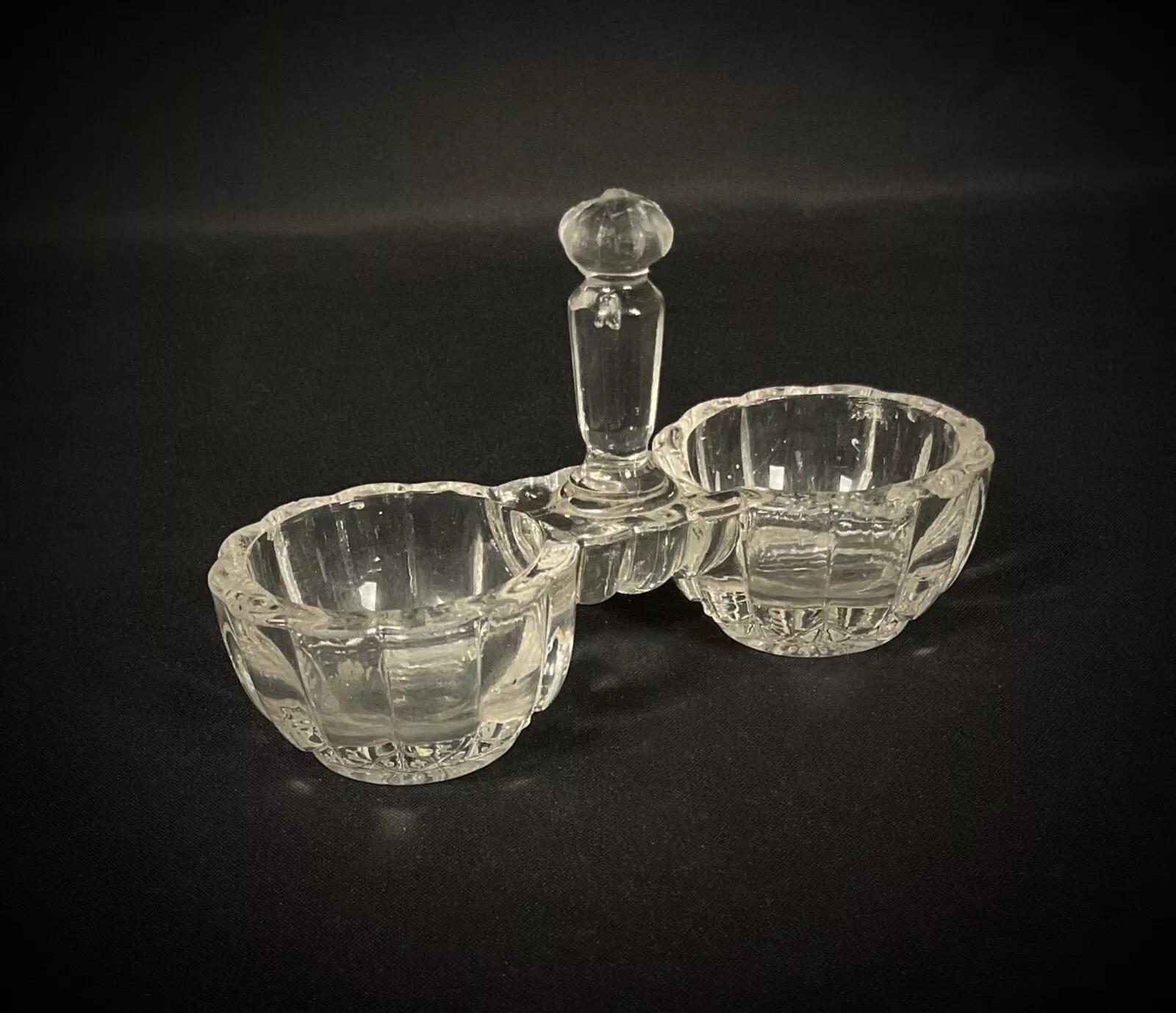 Este elegante juego de saleros de cristal grabado de la Francia del siglo XX añade un toque de sofisticación a cualquier comedor o cocina. Con delicados detalles grabados, esta pieza es a la vez funcional y decorativa, lo que la convierte en una