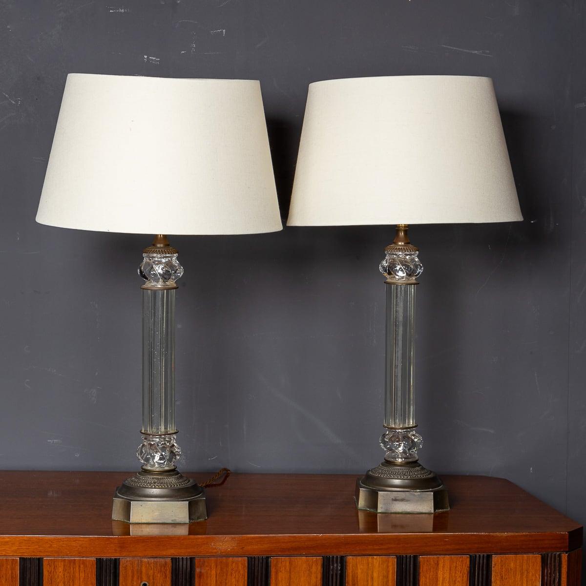 Vintage 20ème siècle, paire de lampes de table en forme de colonne en cristal clair, avec des socles et des détails en bronze. Équipées de nouveaux abat-jours, ces lampes constituent une merveilleuse décoration pour toute maison.

En très bon état -