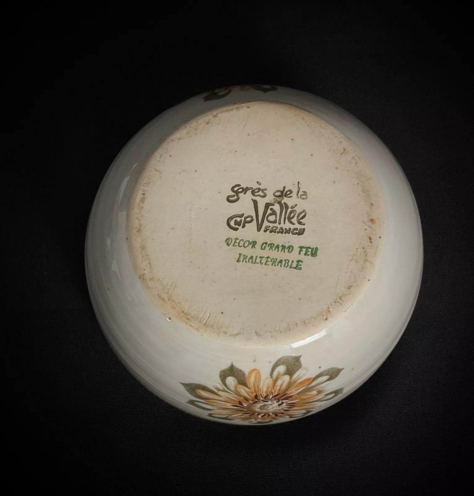 Questa ciotola vintage in gres francese di CNP, realizzata nel centro della Francia, presenta uno smalto Grand Feu, una tecnica di cottura tradizionale ad alta temperatura che ne esalta i toni ricchi e la durata. Un bellissimo esempio di artigianato