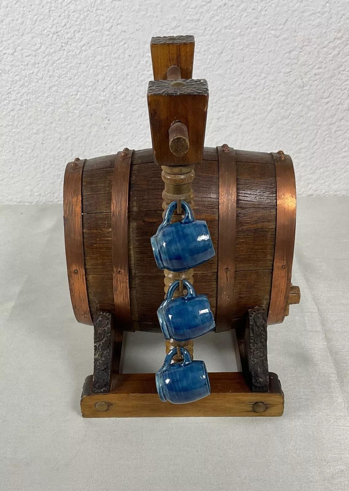 Set di liquori da tavola francese del 20° secolo - Botte e 6 coppette - 2Y481 in vendita 1