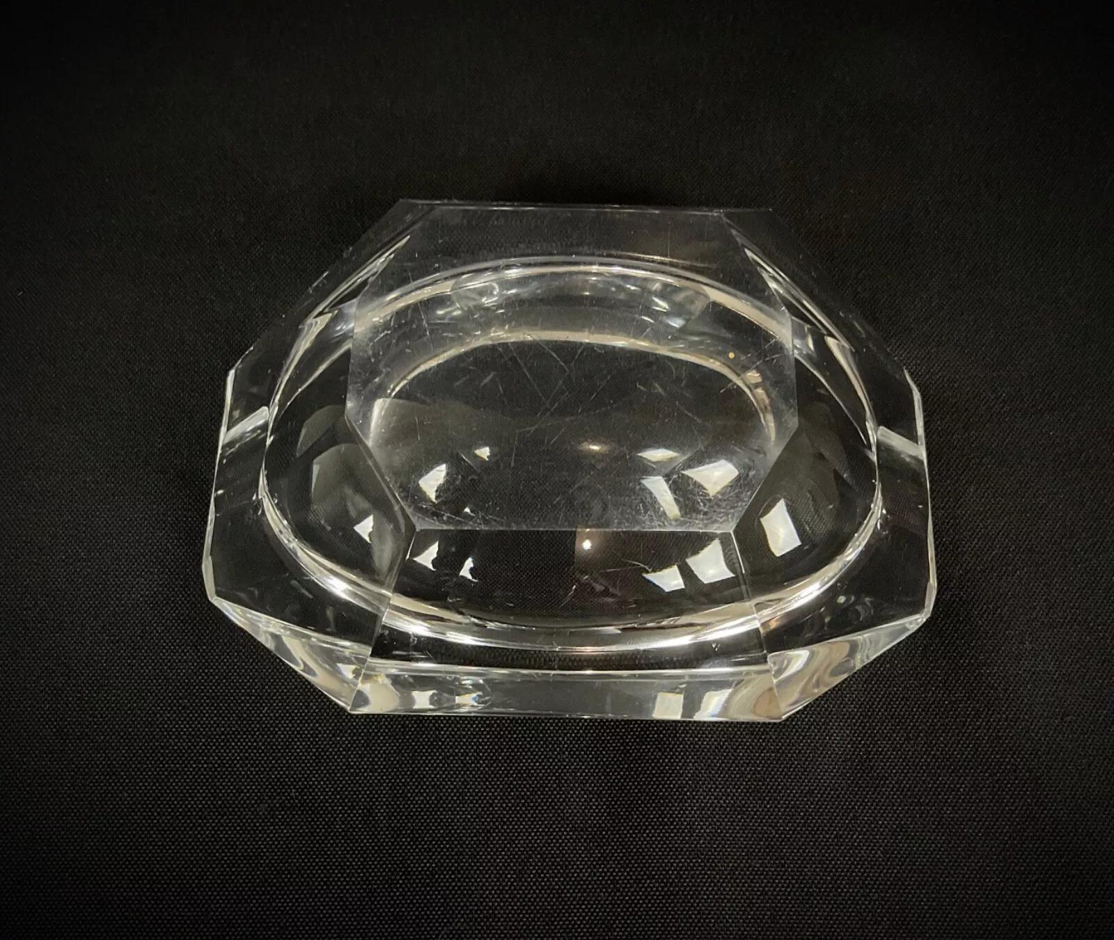 Si tratta di un posacenere in vetro vintage del XX secolo, dal design classico ed elegante. Realizzato in vetro massiccio, ha un'estetica senza tempo che lo rende perfetto per i collezionisti o come pezzo d'accento decorativo.

Caratteristiche