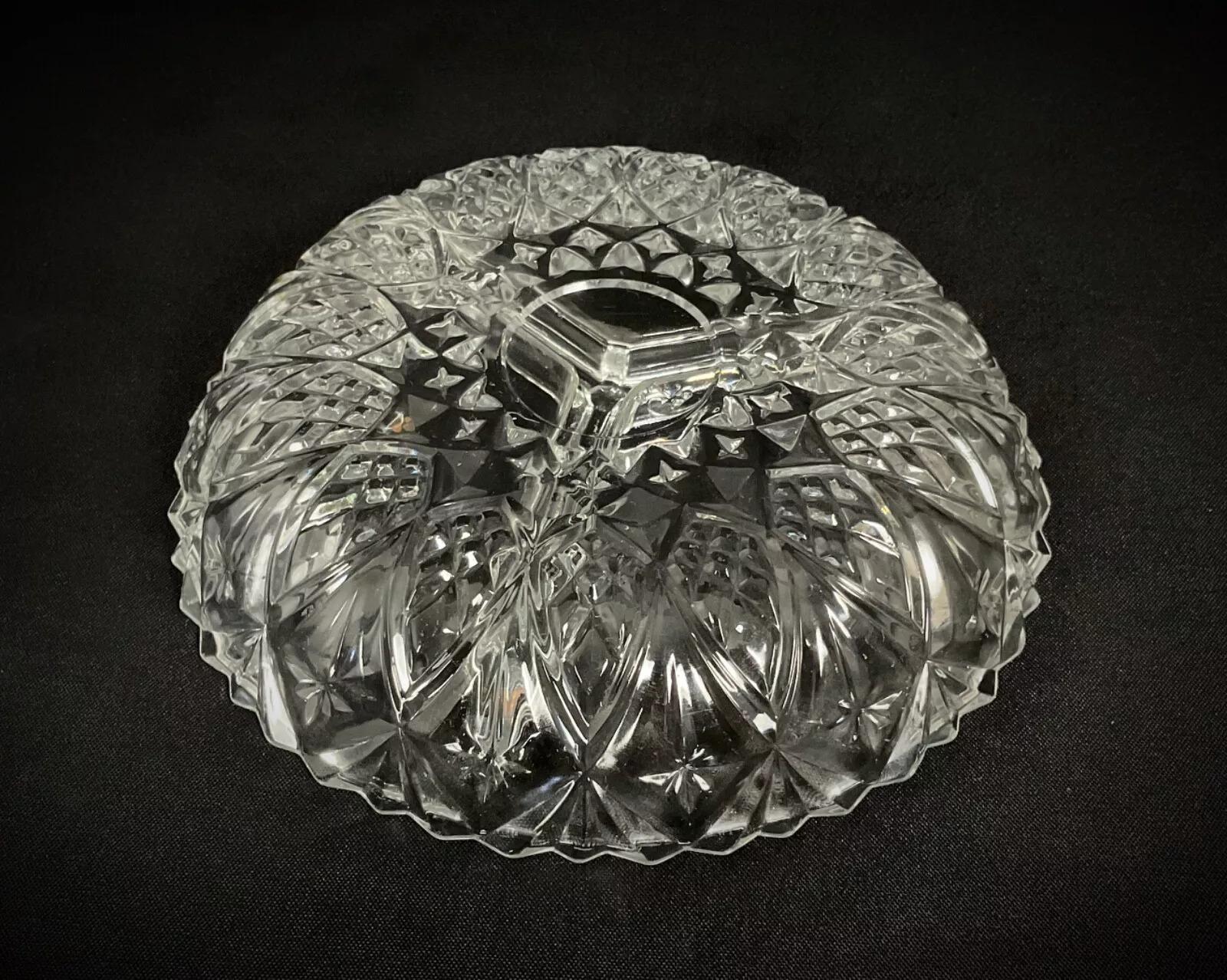 Este plato dividido de cristal vintage del siglo XX tiene tres compartimentos, perfectos para servir una gran variedad de alimentos con elegancia. Con 19 cm de diámetro y 4 cm de altura, este exquisito plato pesa 496 g y luce un bonito diseño